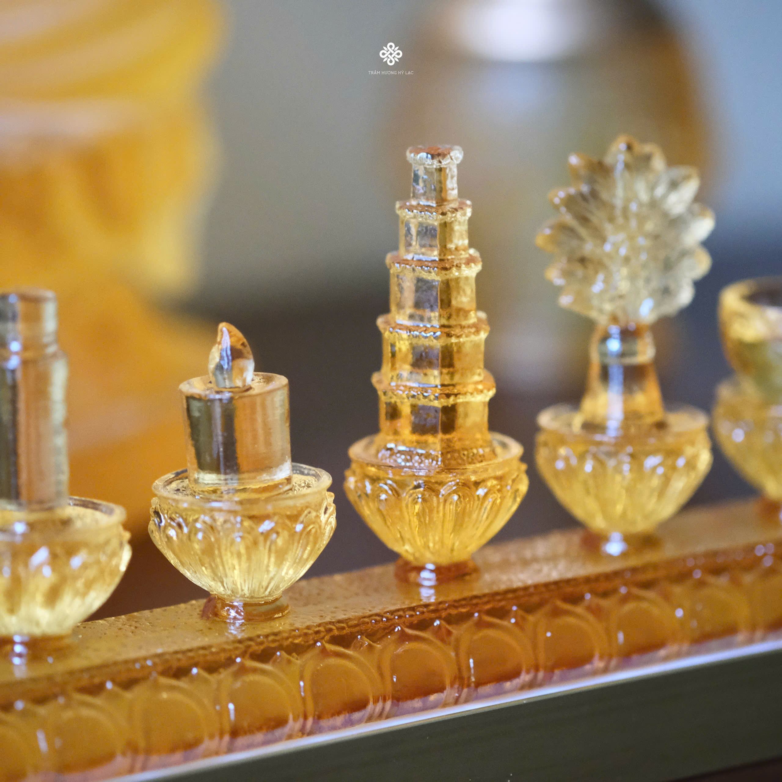 Quý phẩm cúng dường lưu ly vàng kèm đế đèn led