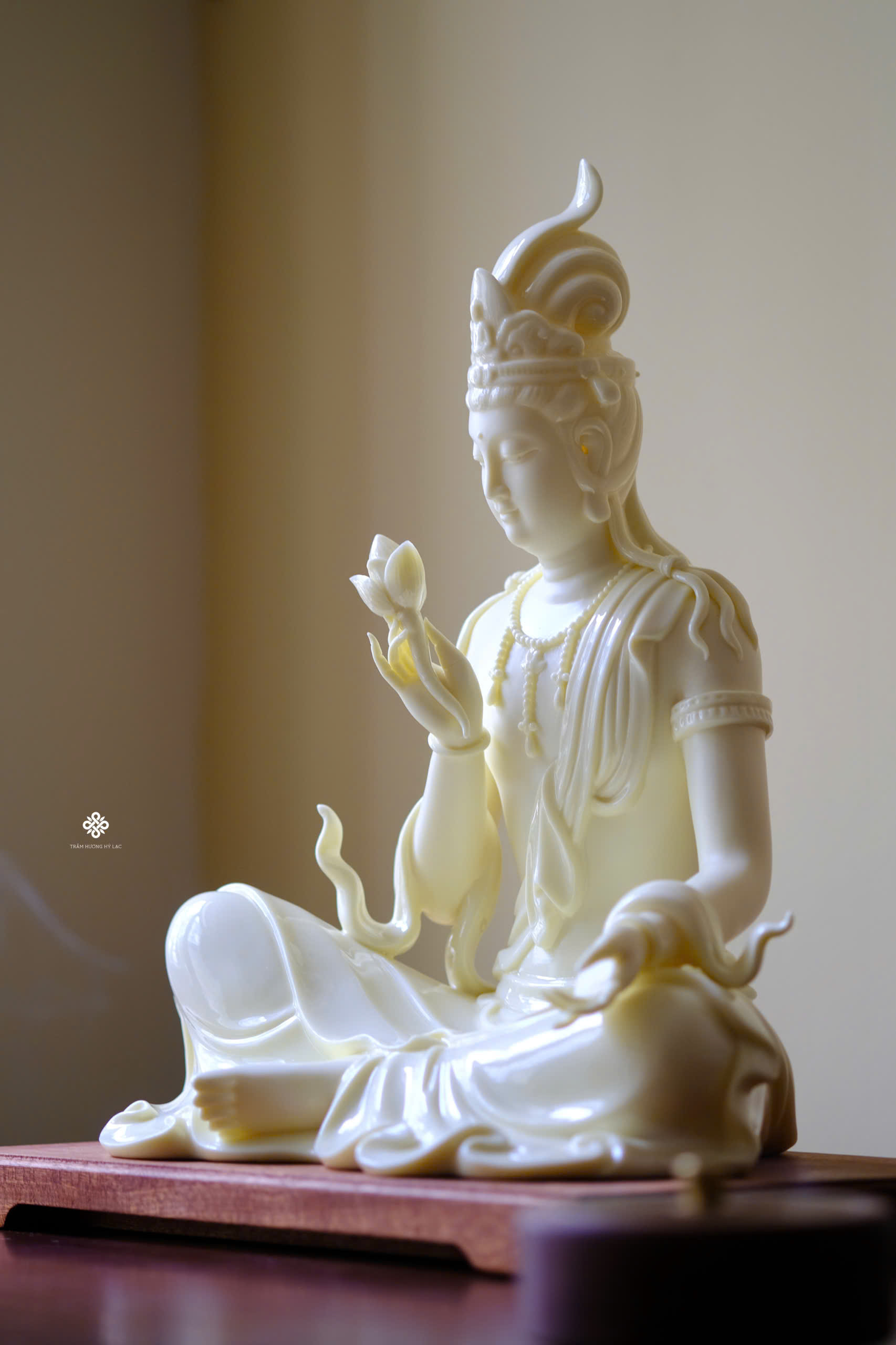 Tượng Quan Âm liên hoa sứ vàng