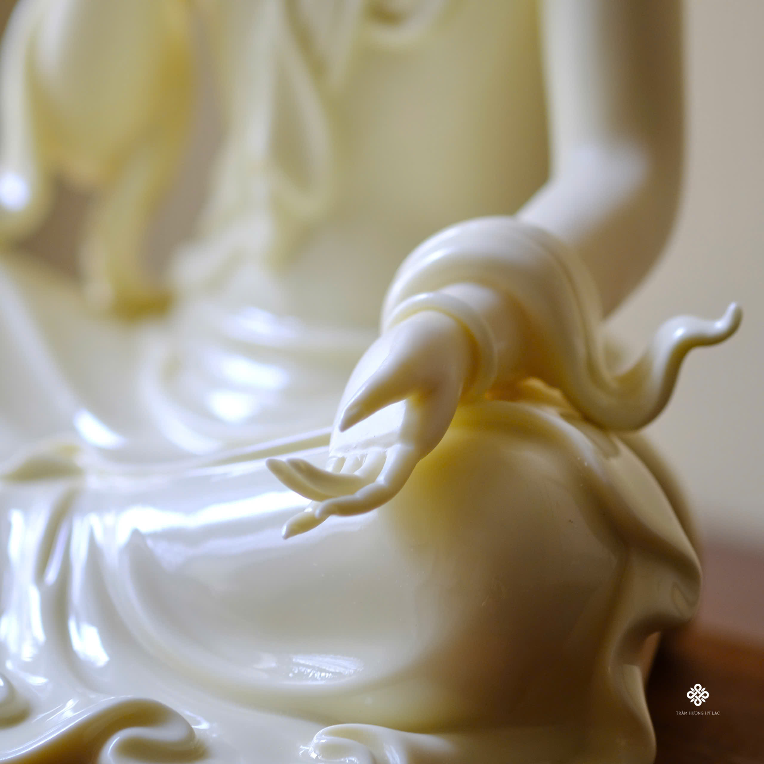 Tượng Quan Âm liên hoa sứ vàng