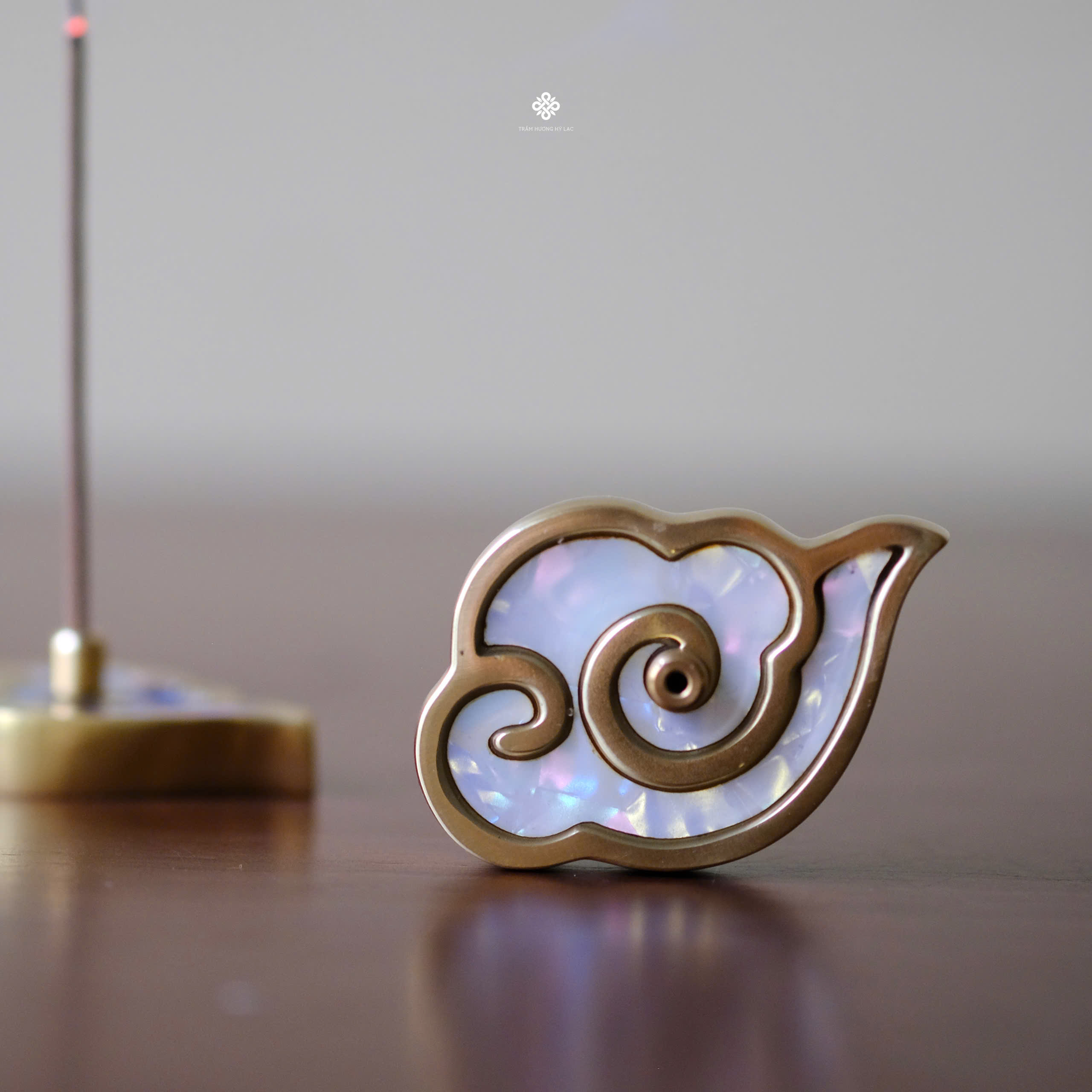 Vân mây cát tường xông nhang trầm - màu trắng