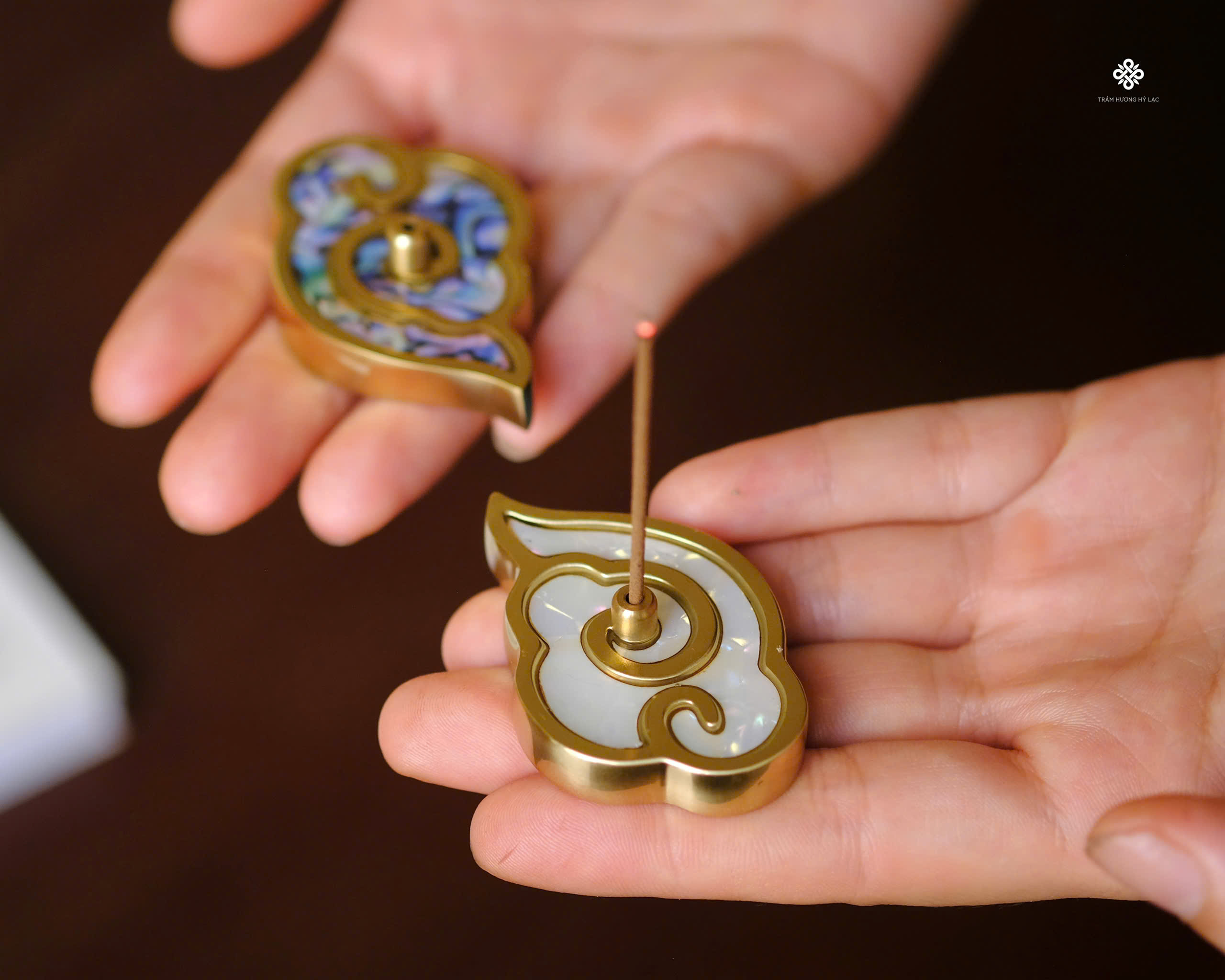 Vân mây cát tường xông nhang trầm - màu trắng