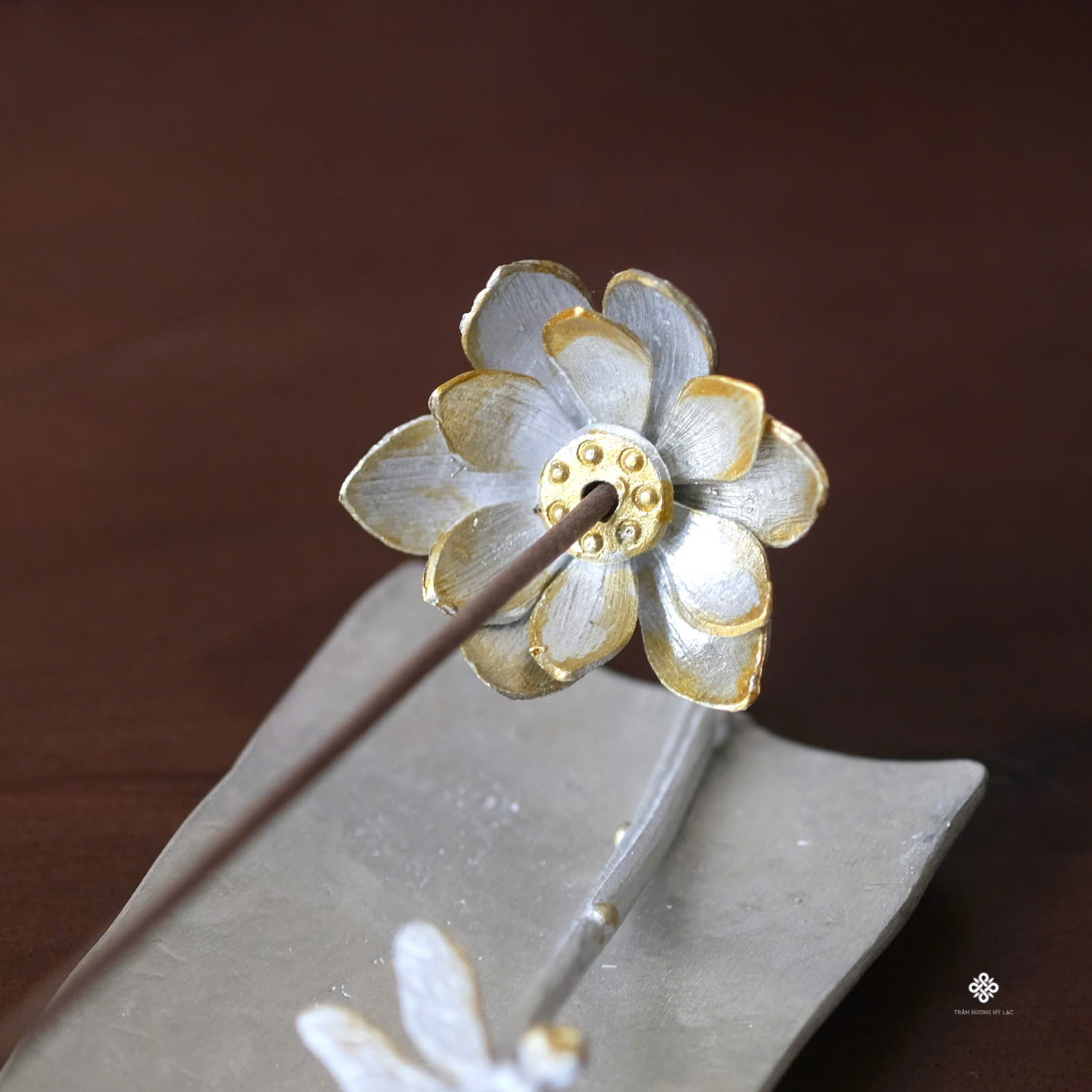 Lư thiếc thanh đình ỷ hoa