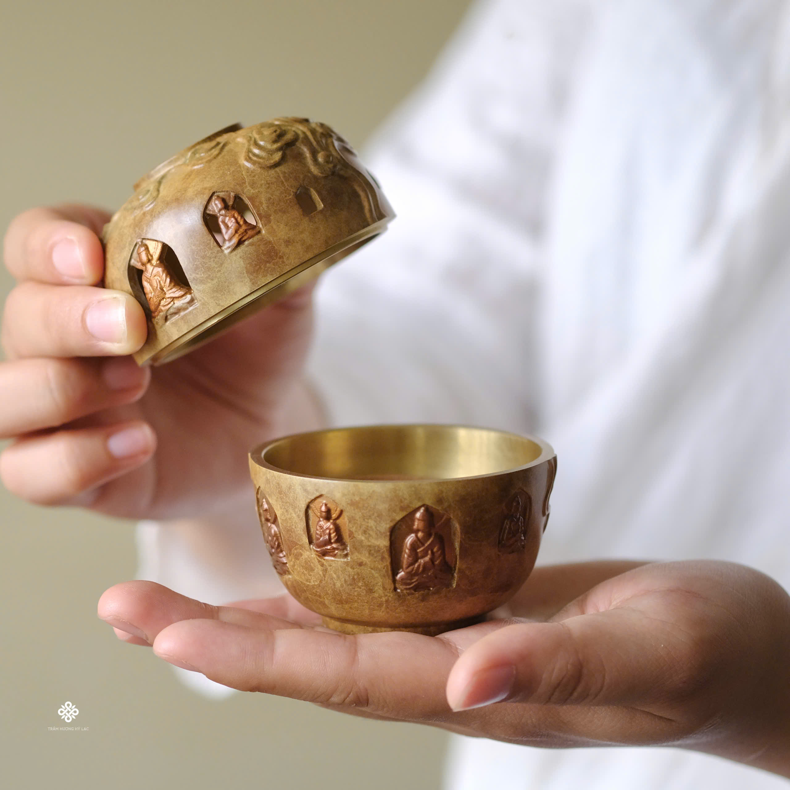 Lư đồng lối vào thiền môn nhỏ - vàng