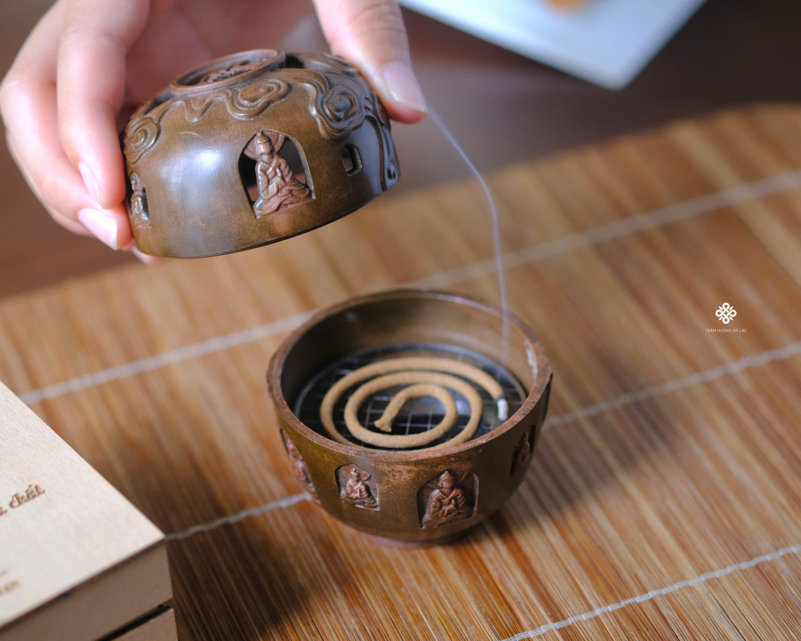 Lư đồng lối vào thiền môn nhỏ - nâu