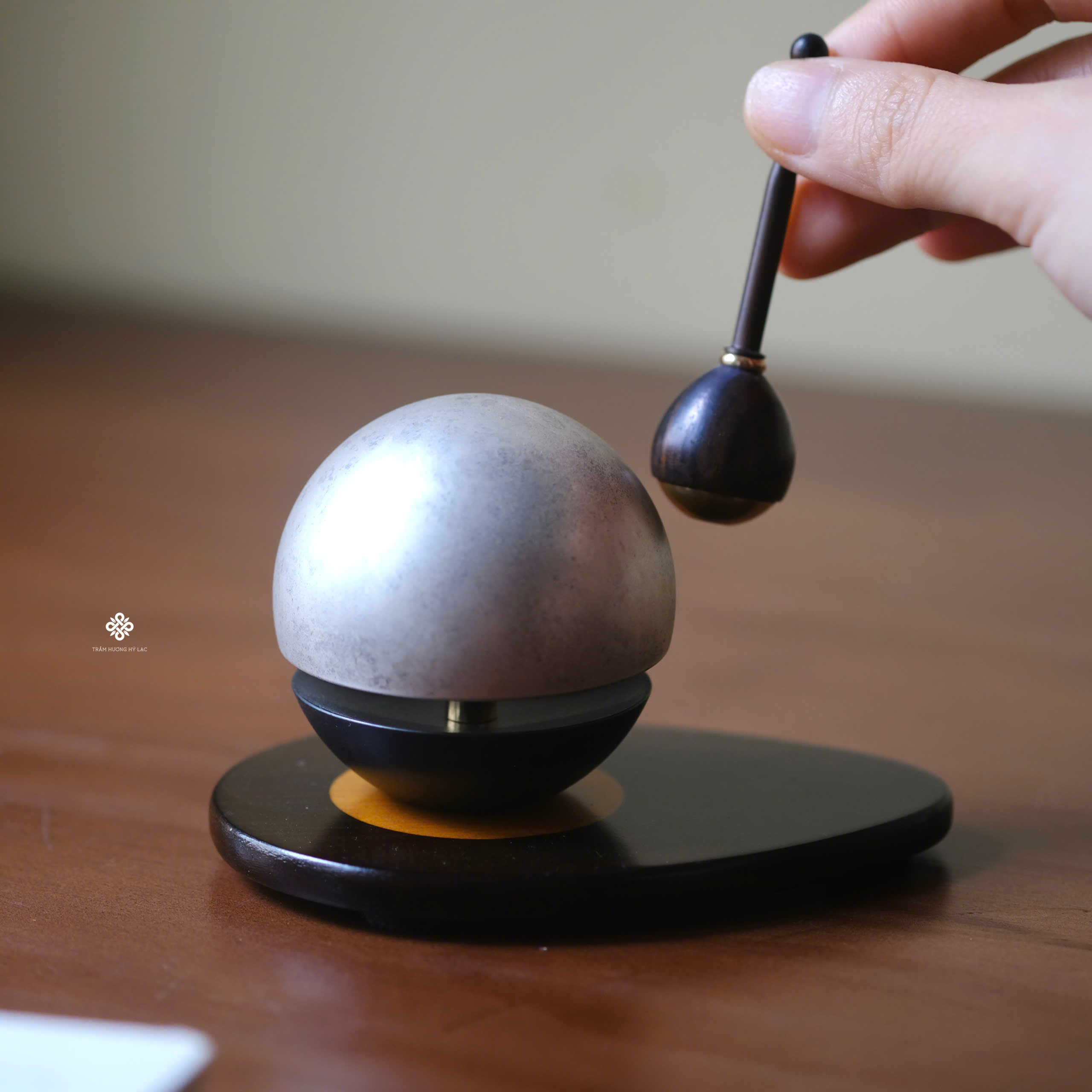 Chuông đồng Nhật Bản ngọc hưởng âm xám khói 5.4cm