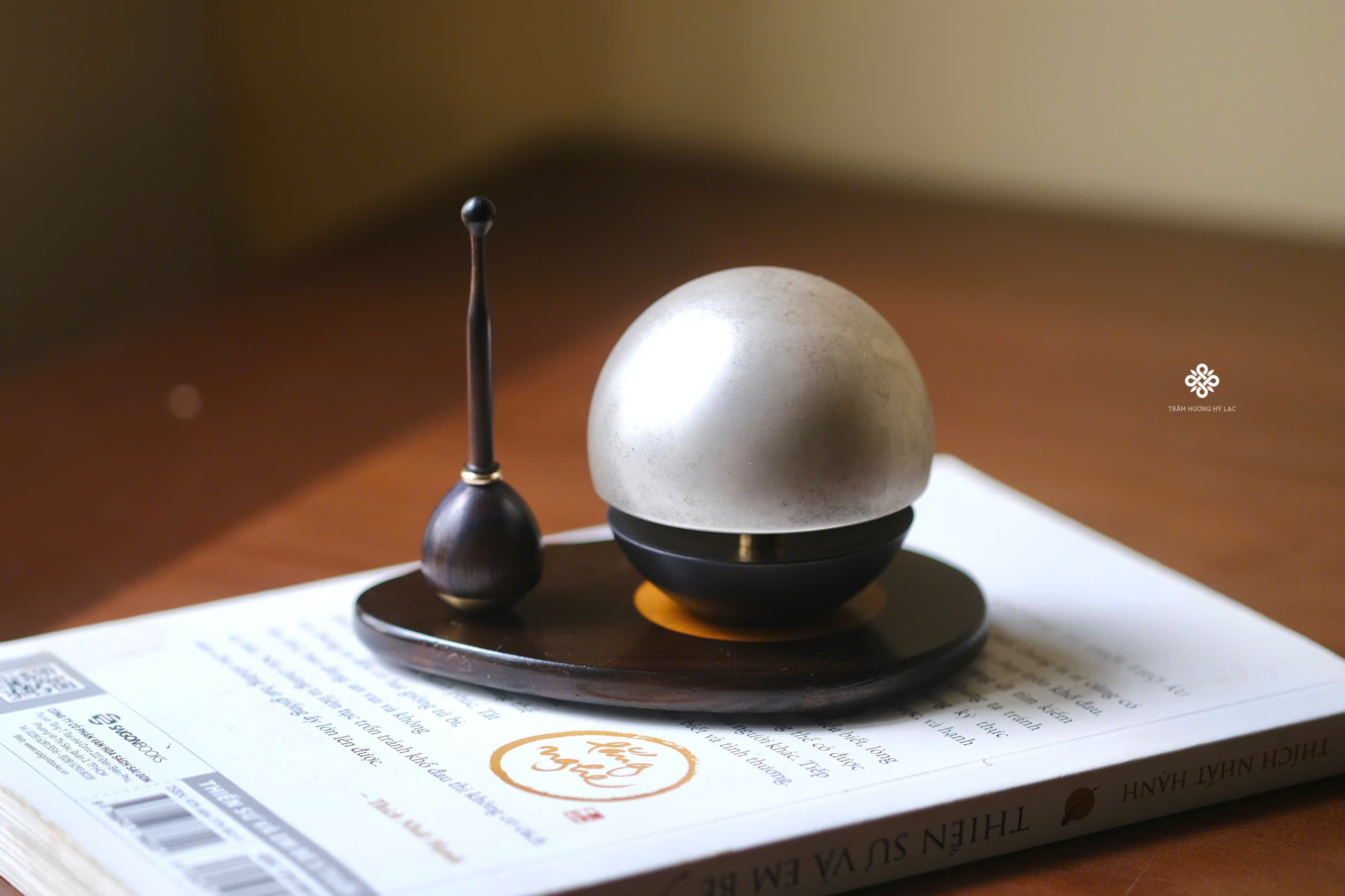 Chuông đồng Nhật Bản ngọc hưởng âm xám khói 5.4cm