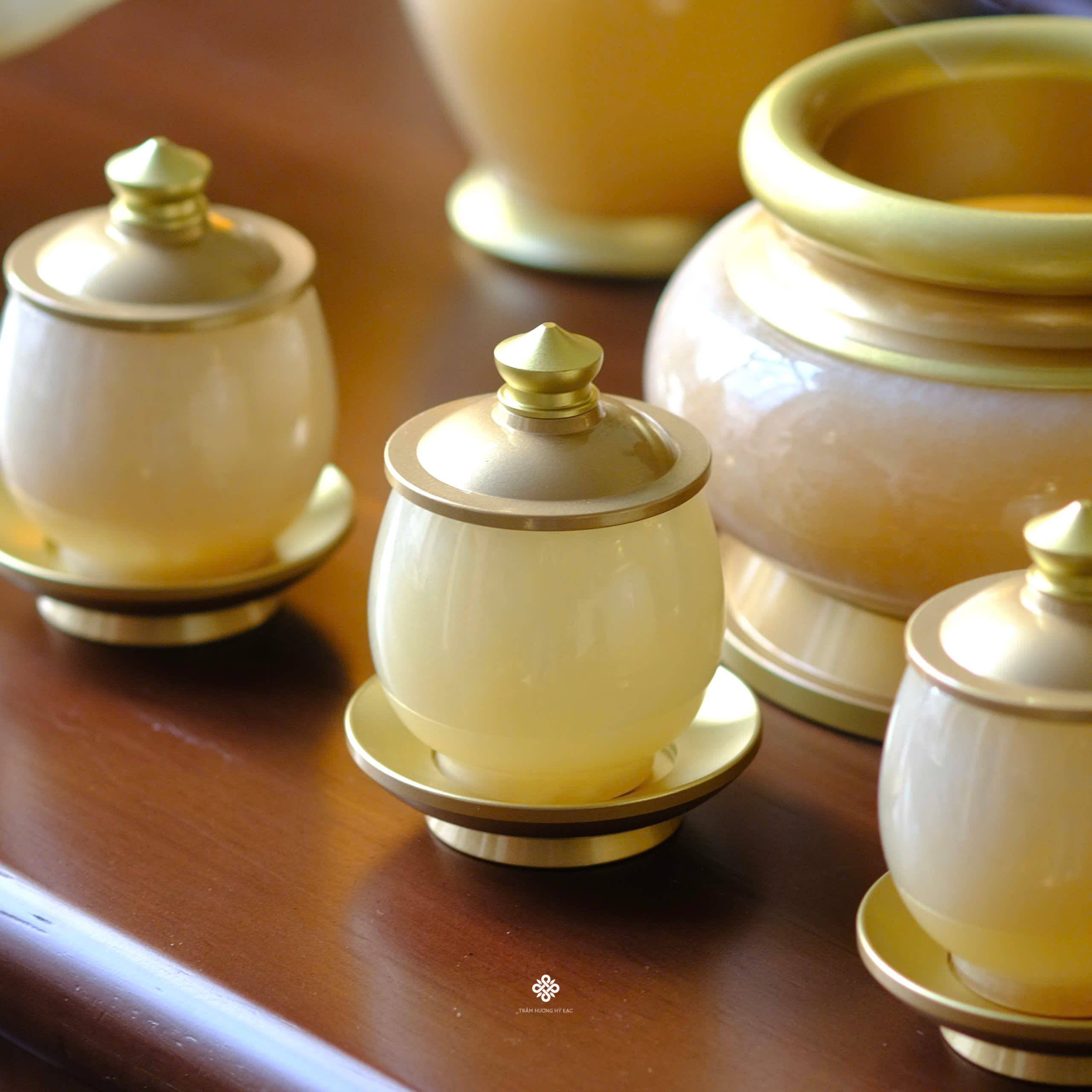 Chén nước ngọc bích vàng