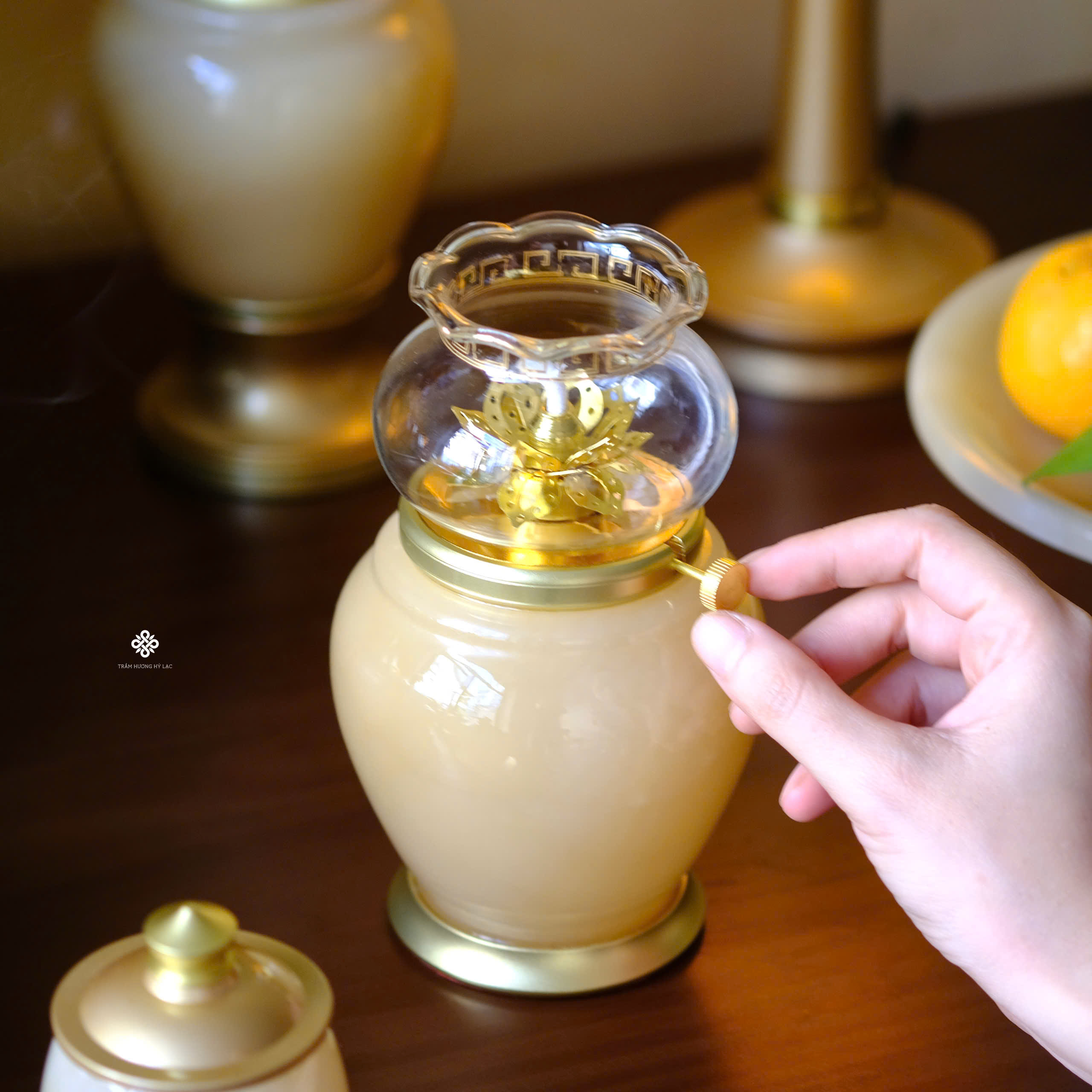 Ban thờ ngọc bích vàng
