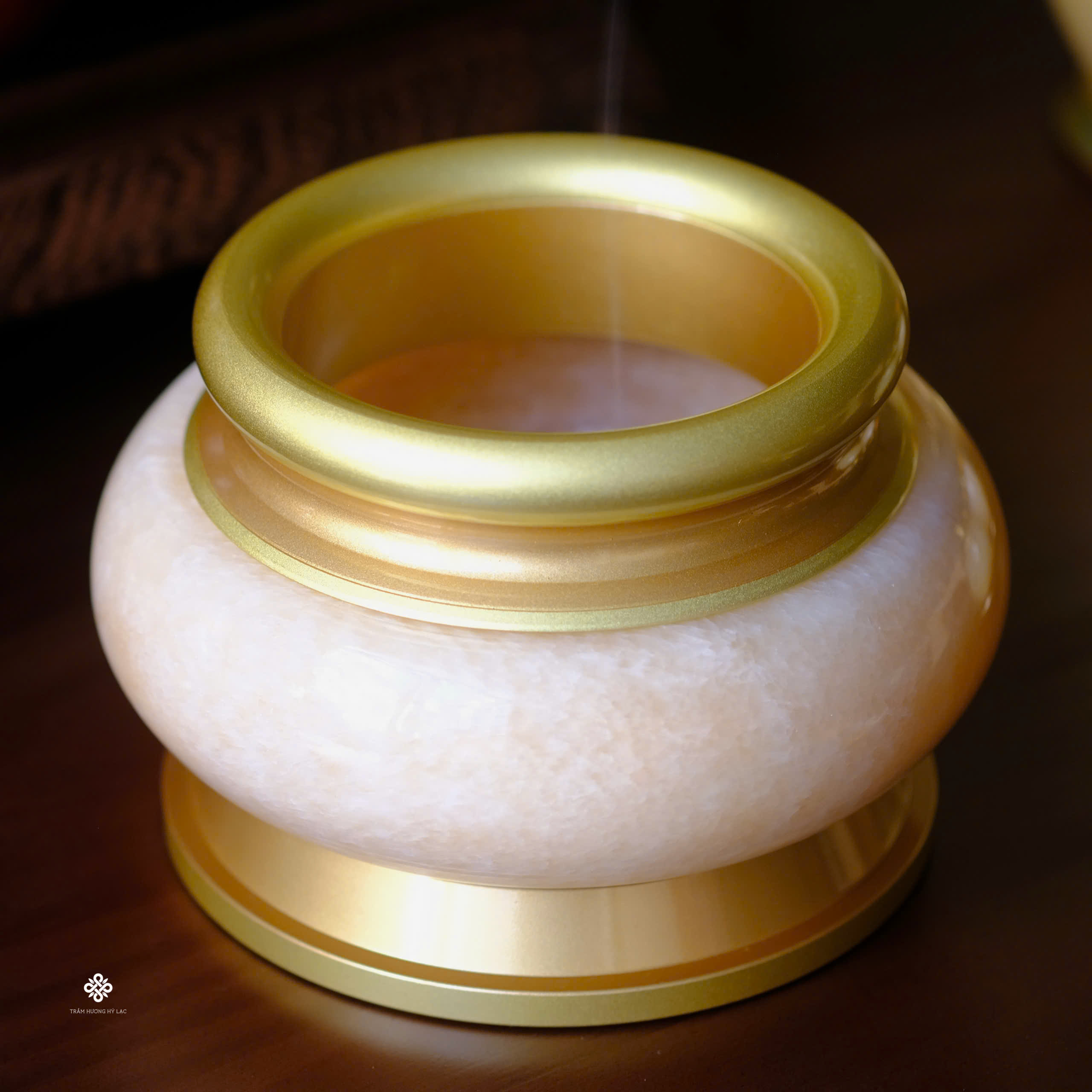 Ban thờ ngọc bích vàng