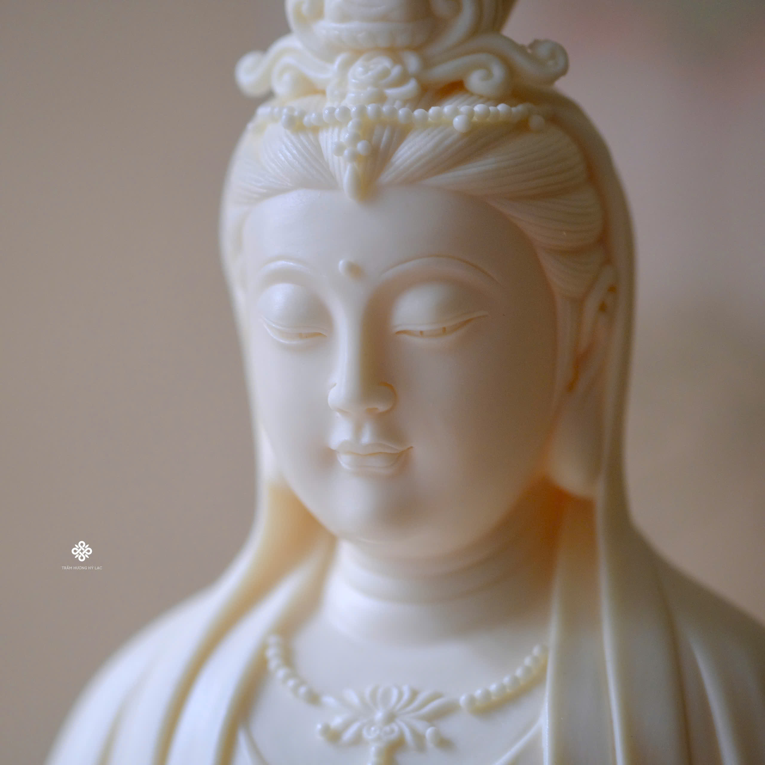 Tượng Quan Âm Bồ Tát sứ vàng 29.7cm