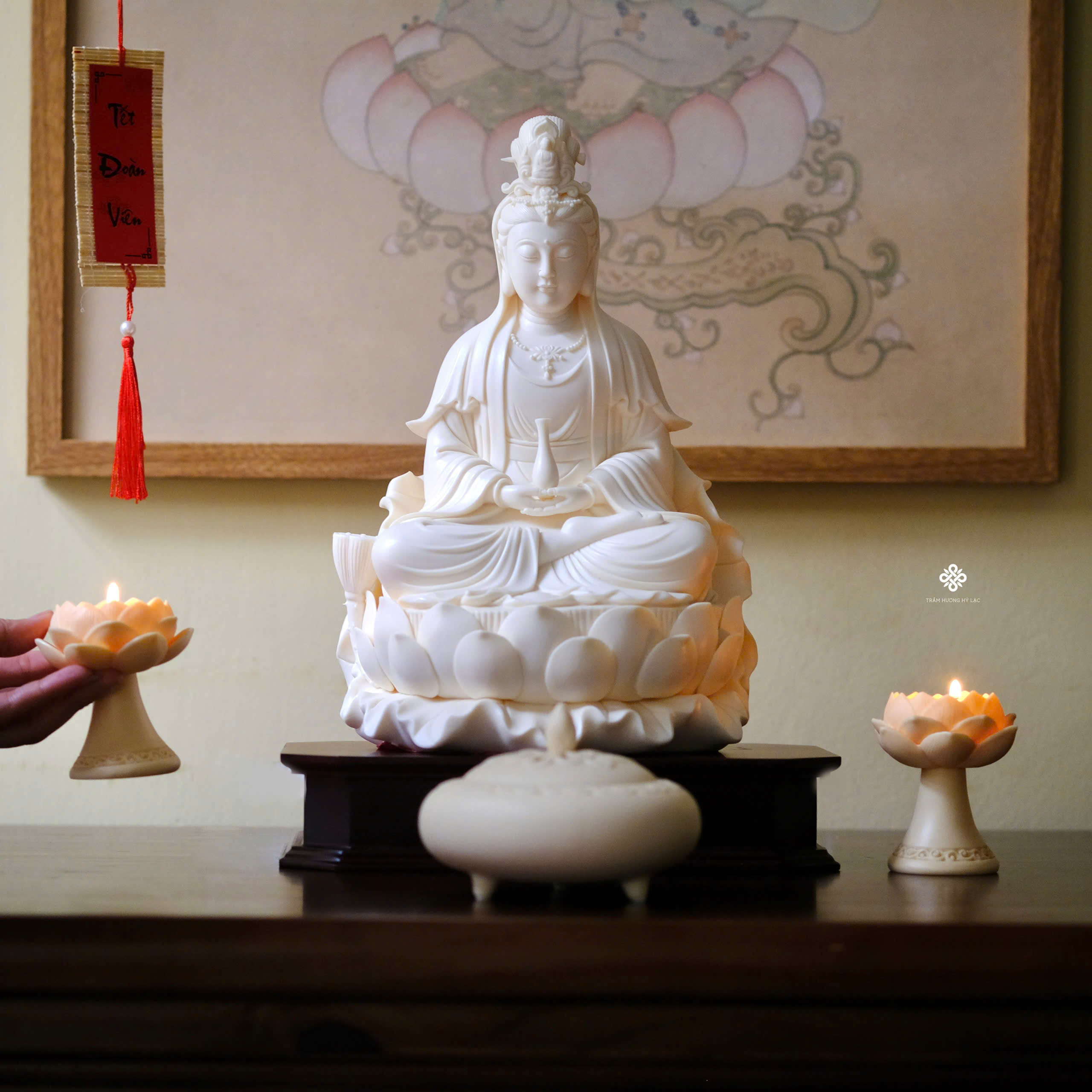 Chân nến hoa sen sứ vàng