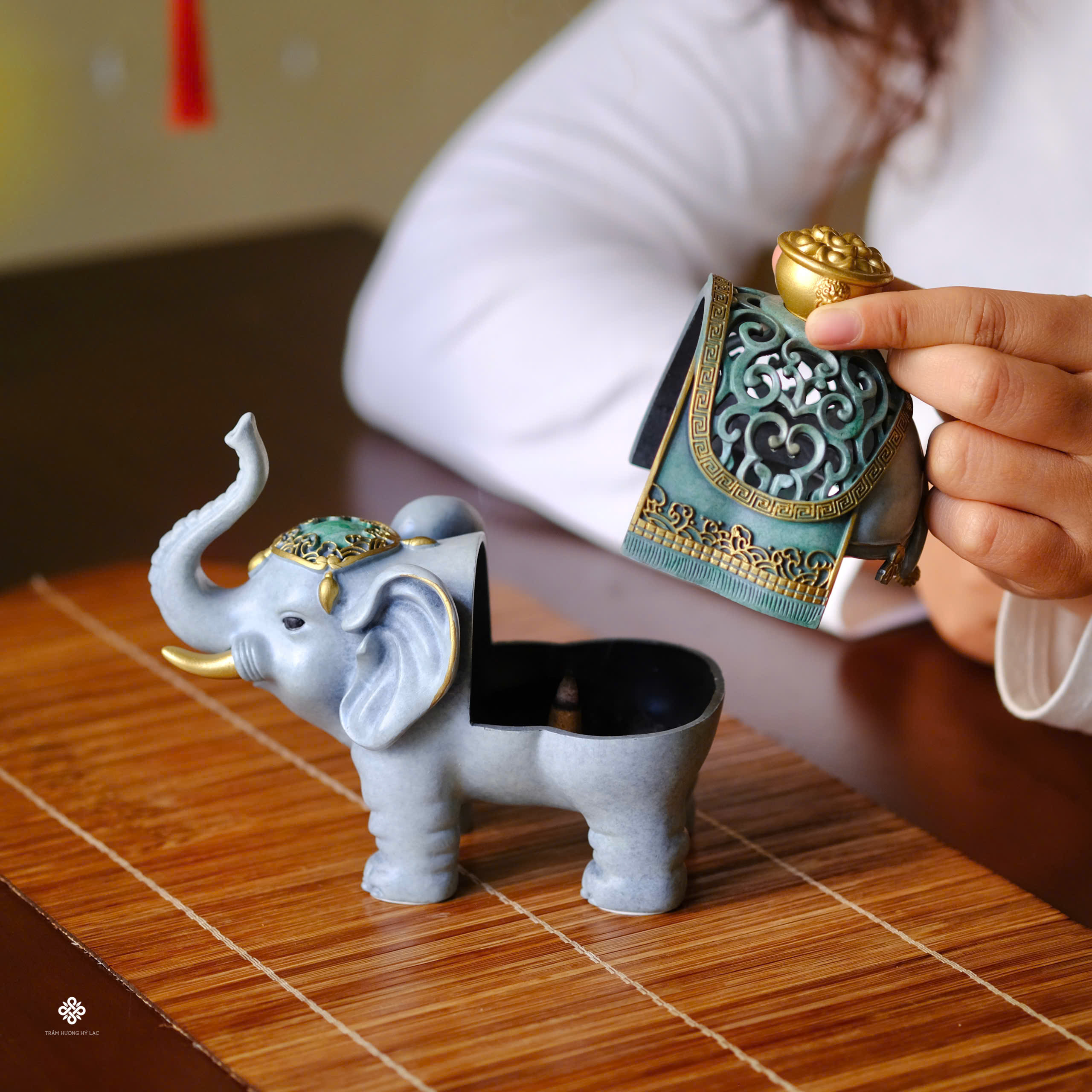 Lư đồng lộc tượng - màu trắng