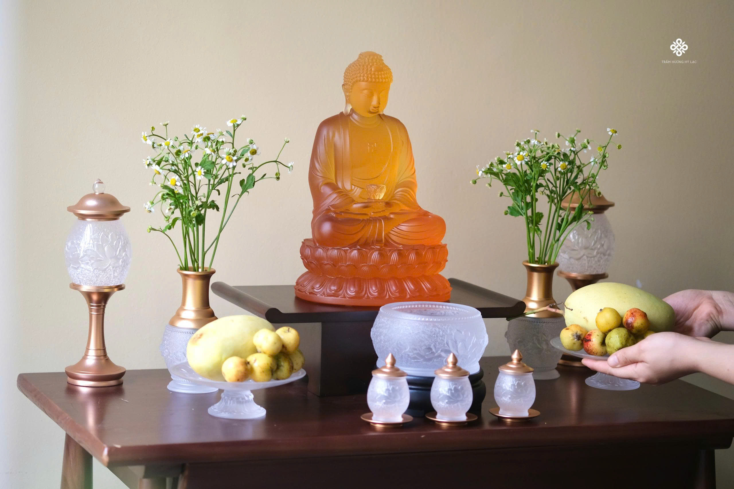 Ban thờ hoa sen lưu ly trắng