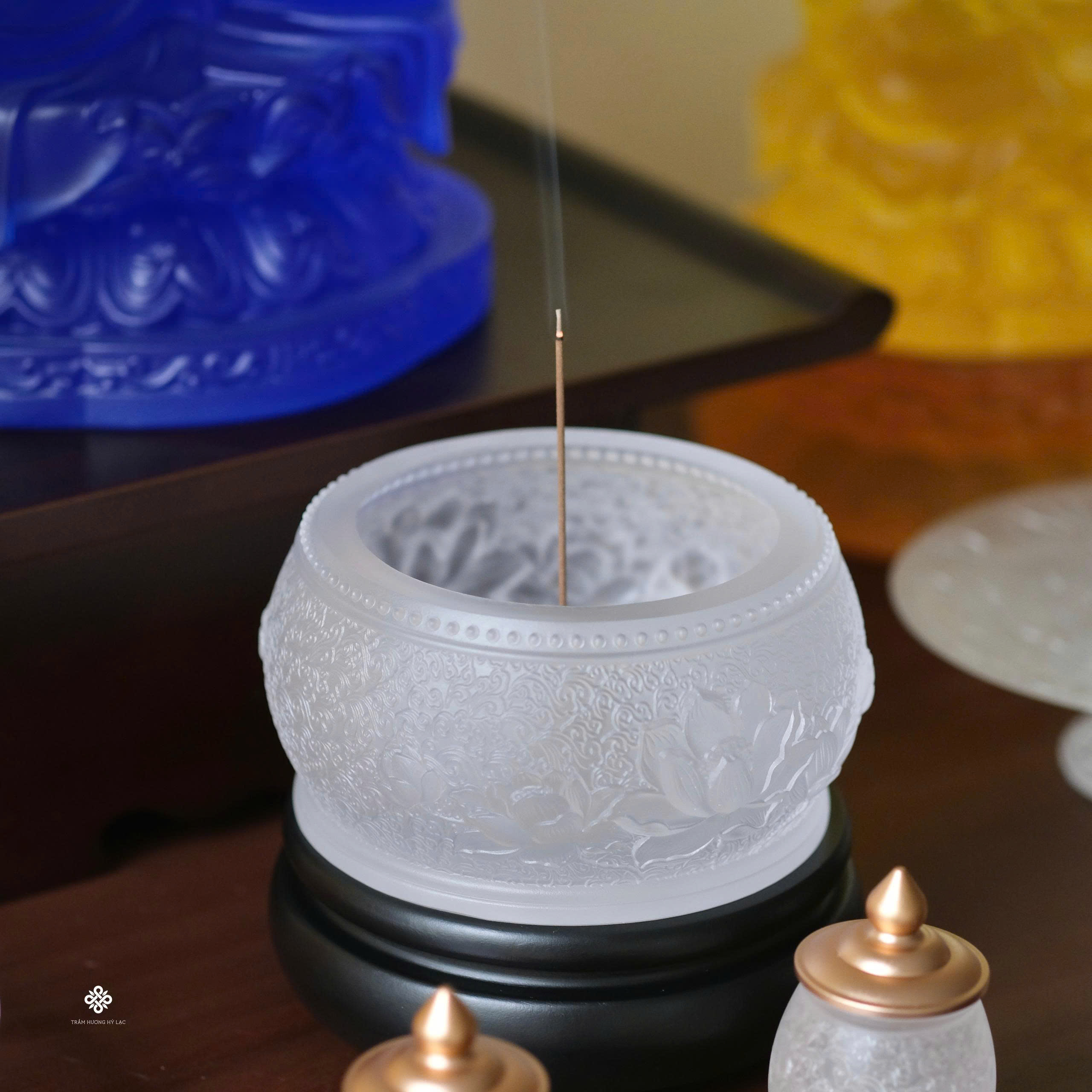 Ban thờ hoa sen lưu ly trắng