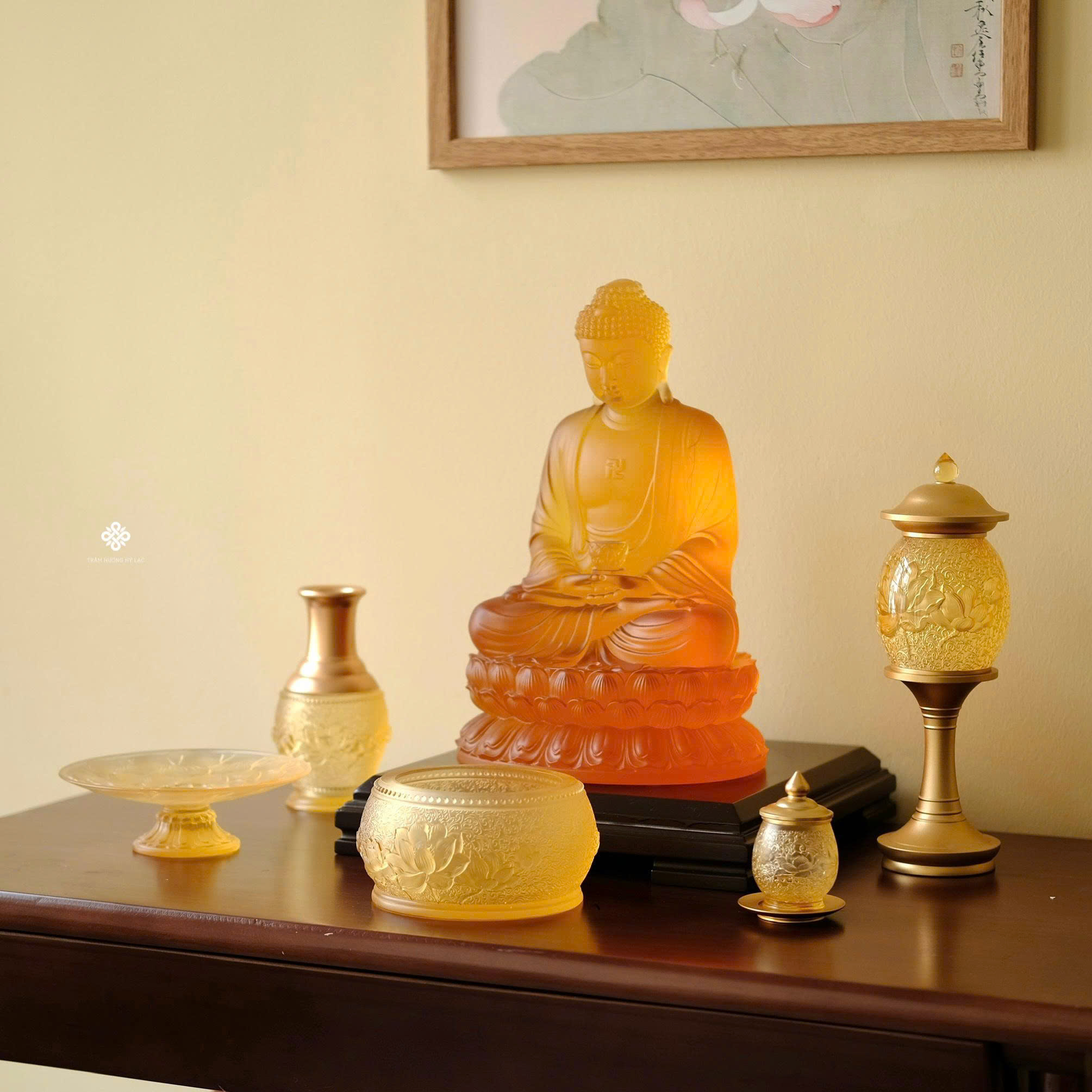 Ban thờ hoa sen lưu ly vàng tinh giản