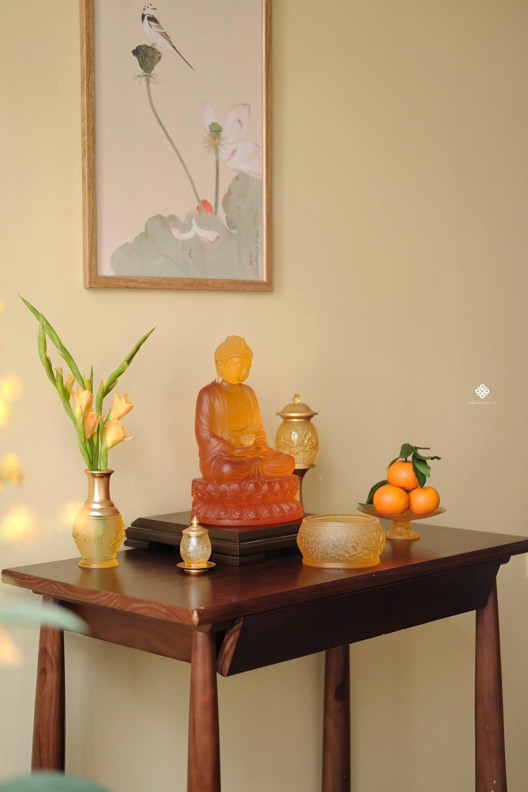 Ban thờ hoa sen lưu ly vàng tinh giản