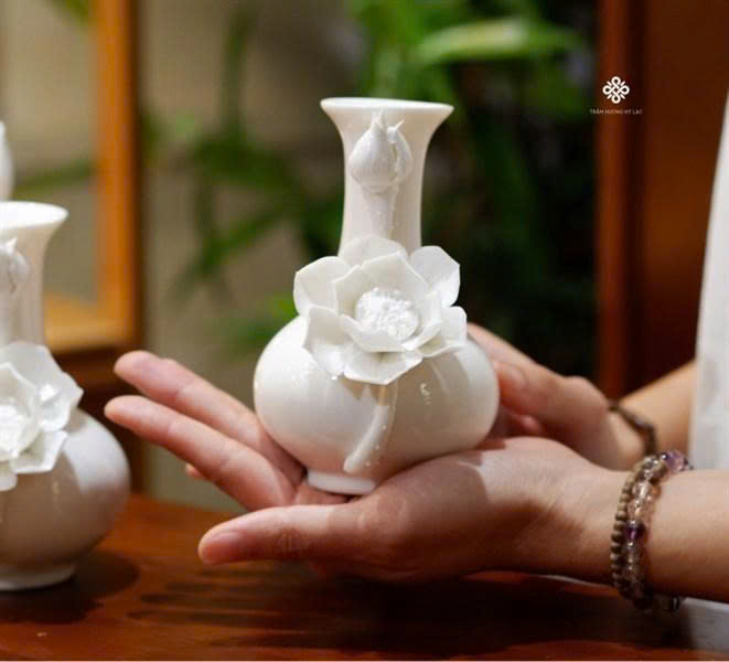 Ban thờ hoa sen sứ trắng