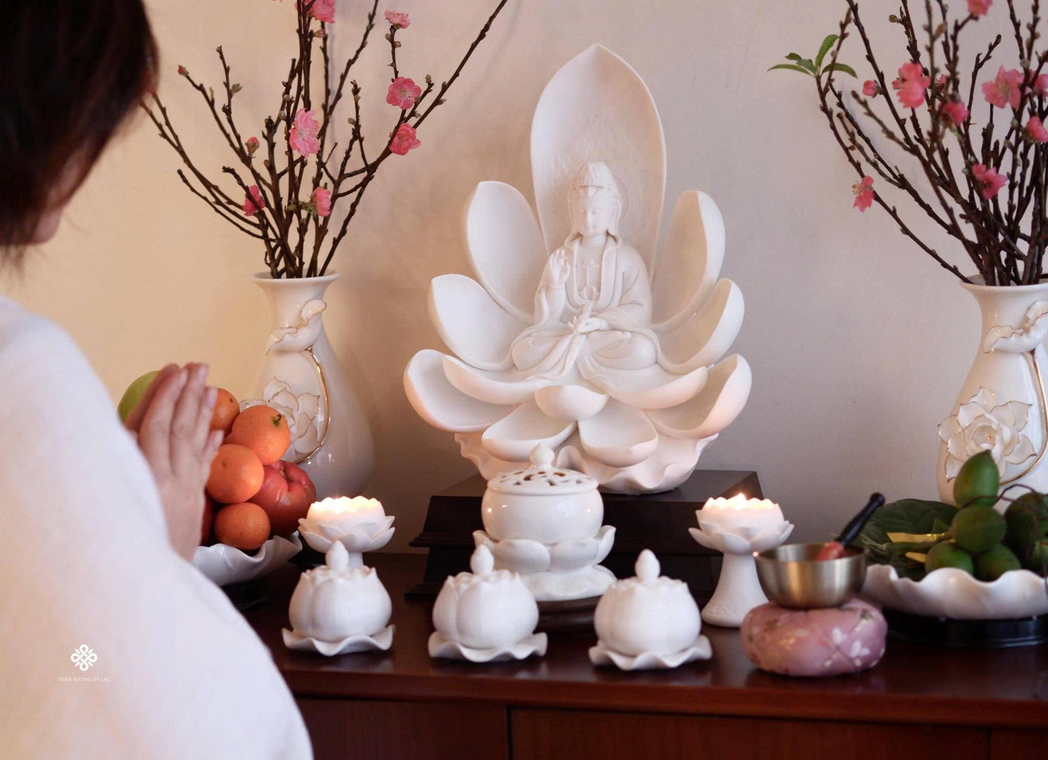 Ban thờ Quan Âm Bồ Tát liên hoa