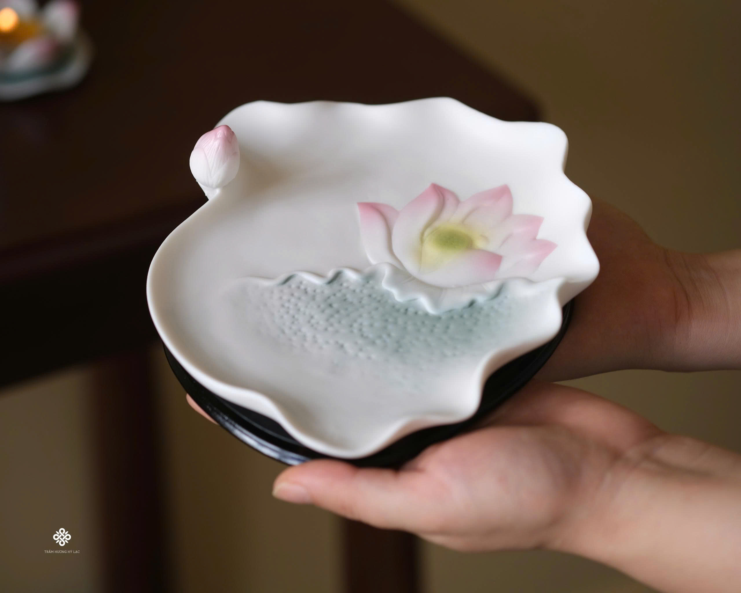 Ban thờ hoa sen sứ màu