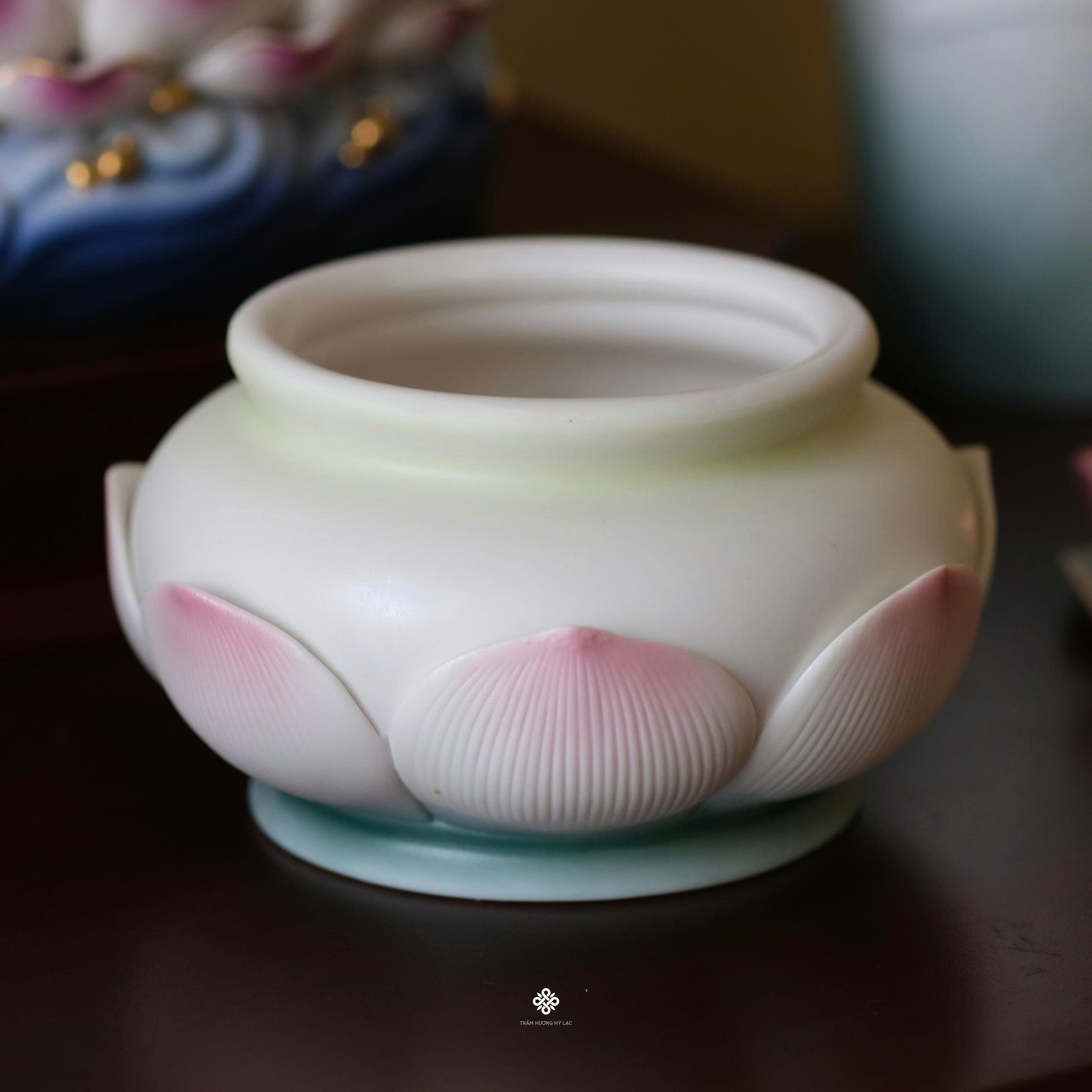 Ban thờ hoa sen sứ màu