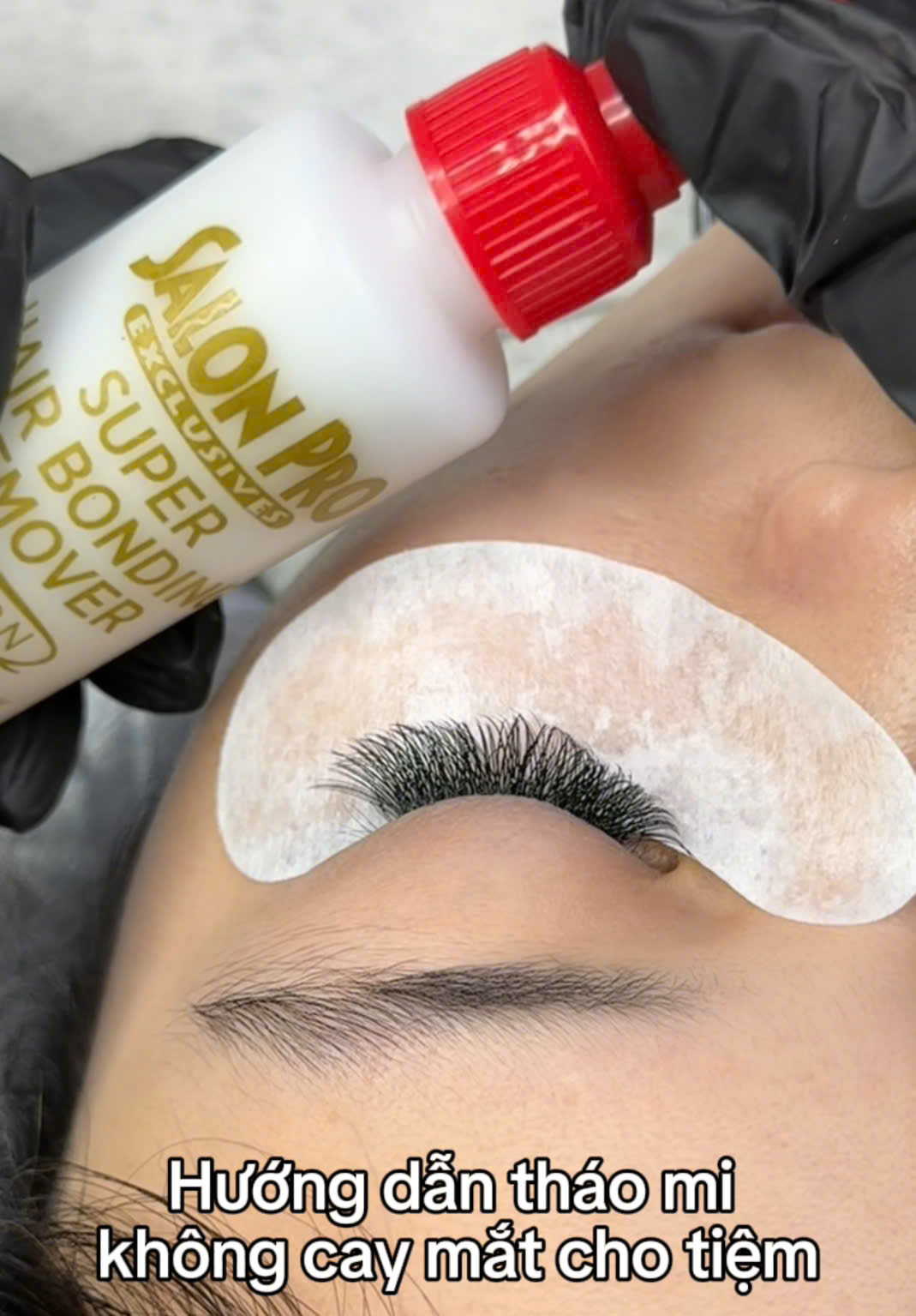 Cách tháo mi không cay cho khách