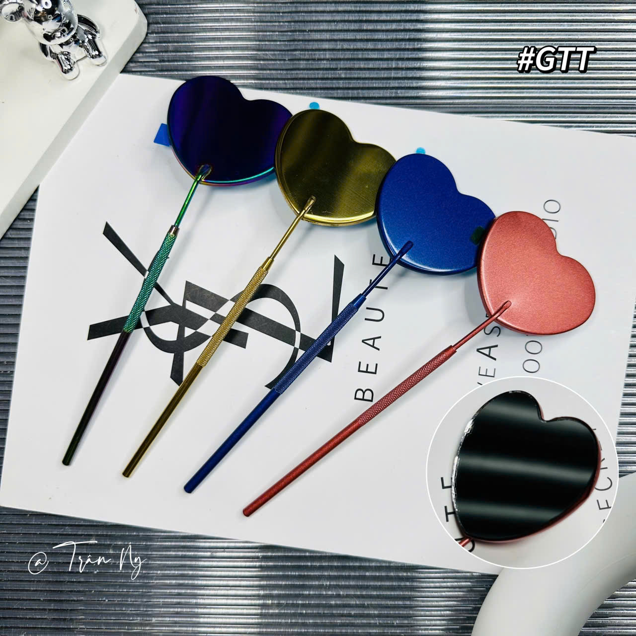 Gương nối mi trái tim