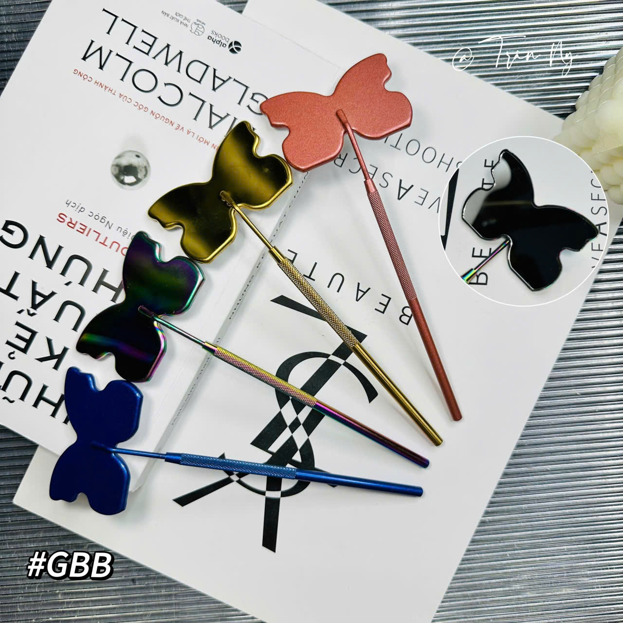 Gương nối mi bươm bướm