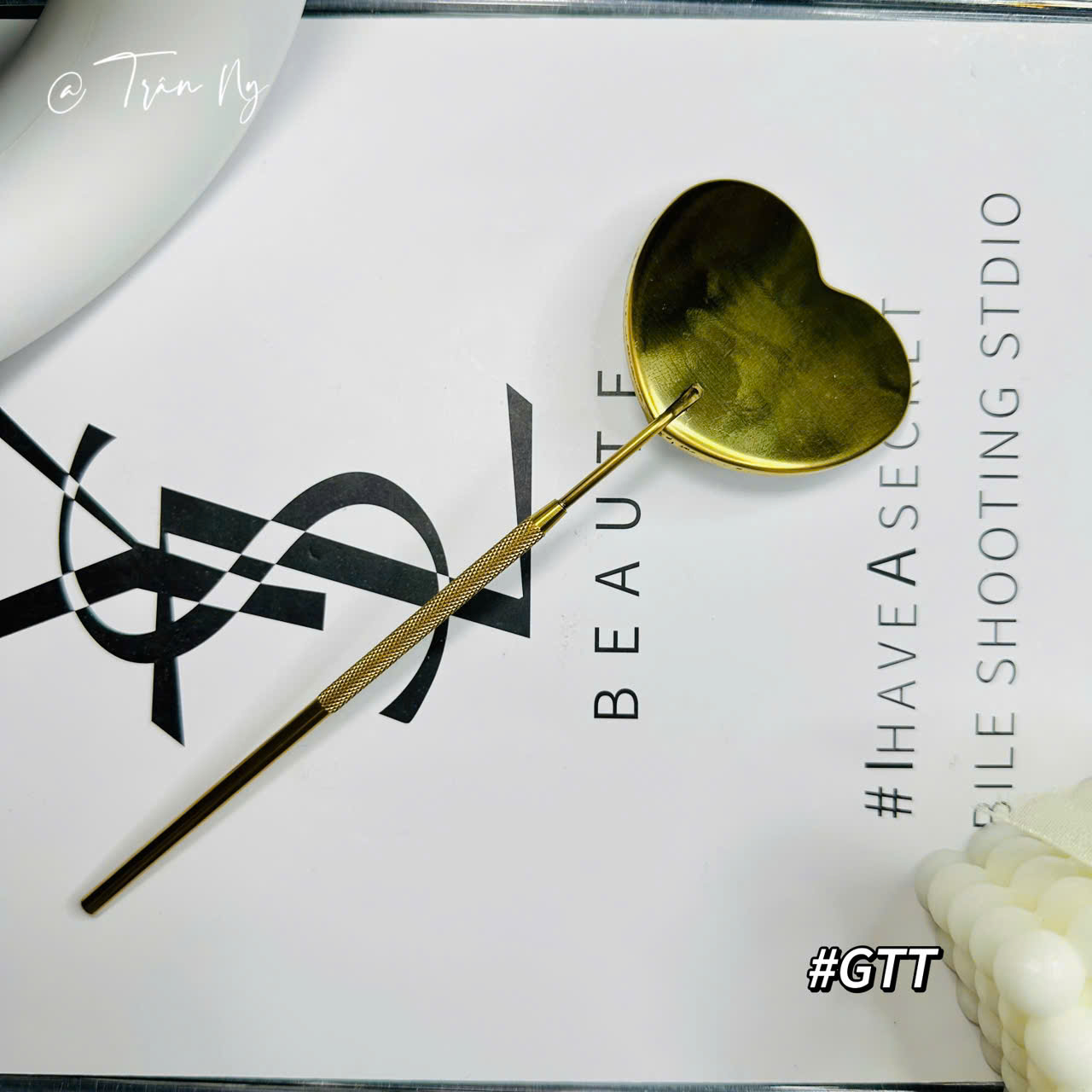 Gương nối mi trái tim