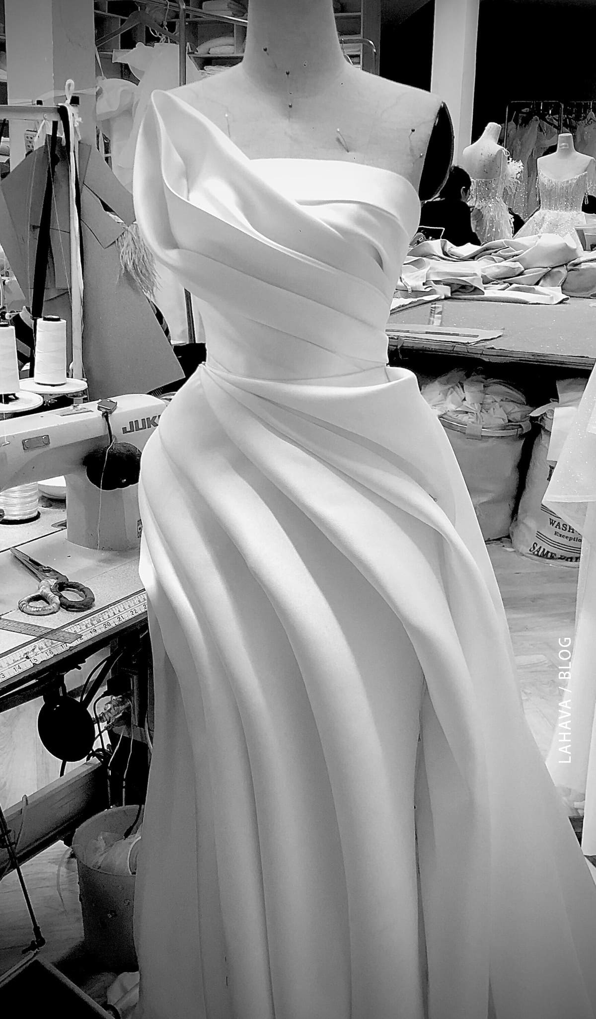 Custom-made Minimalist wedding dress tailor shop | LAHAVA