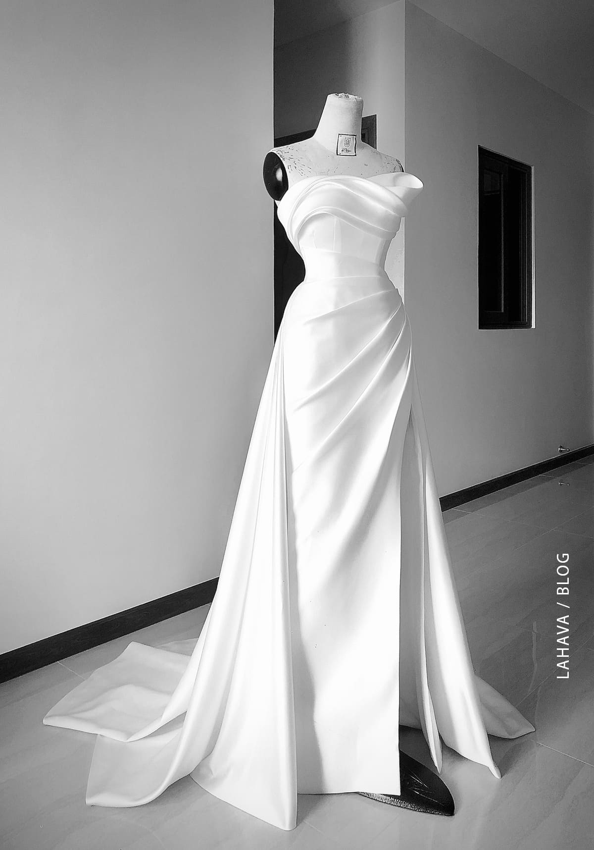 Custom-made Minimalist wedding dress tailor shop | LAHAVA