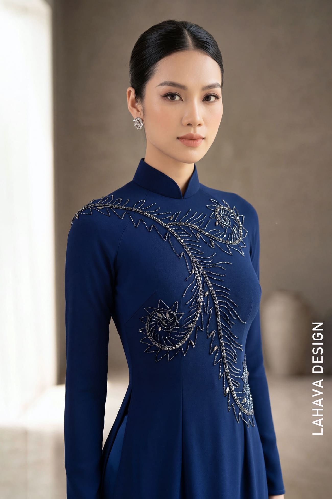 Áo Dài Lụa Xanh Navy Đính Kết Lông Vũ Thủ Công Cao Cấp