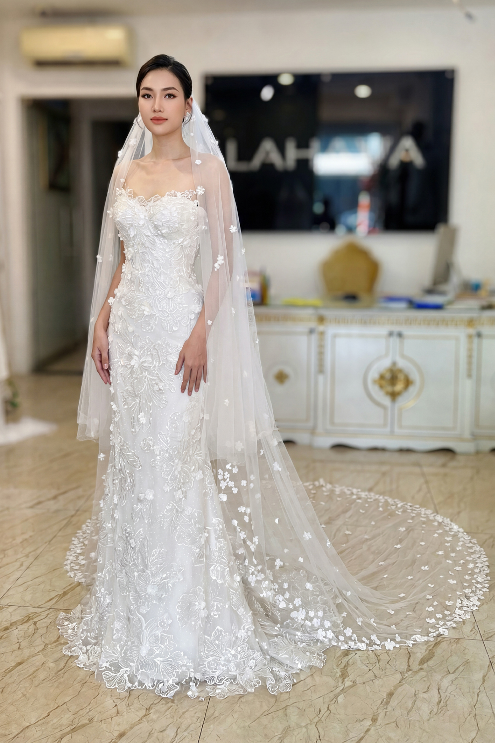 Váy cưới kết hoa 3D ấn tượng