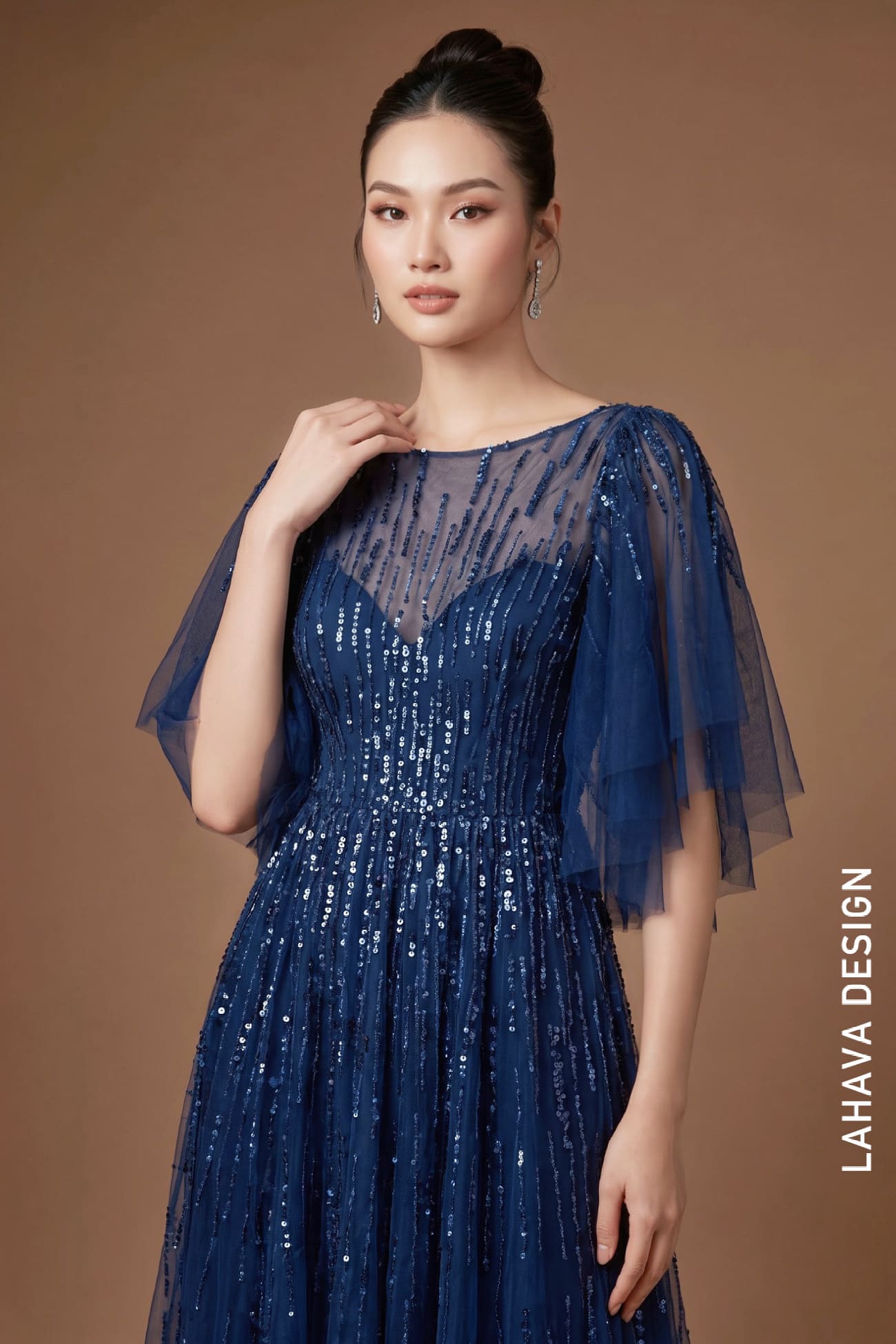 Đầm dạ hội vải voan lưới màu xanh với họa tiết kim sa lấp lánh