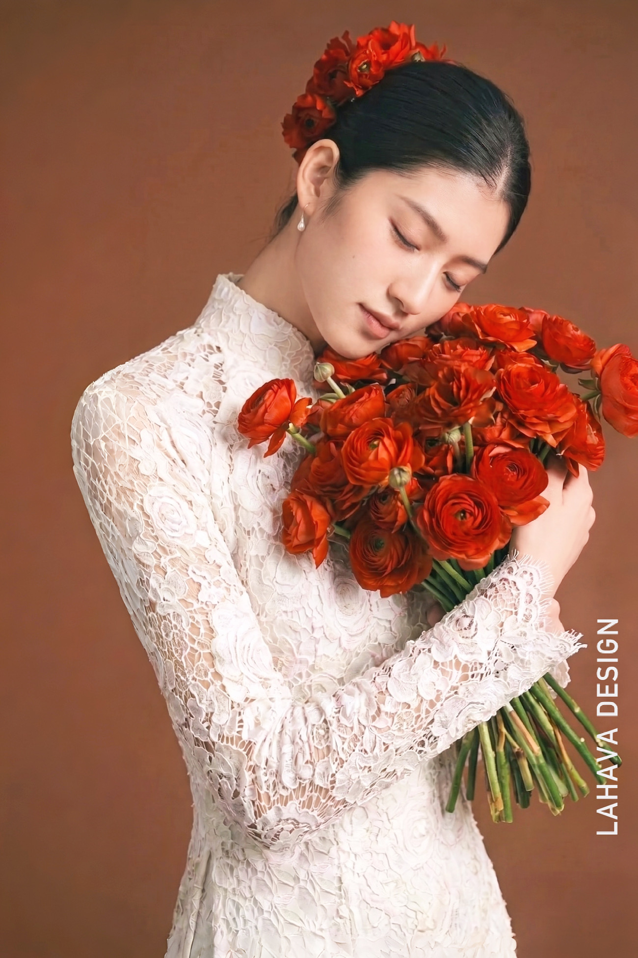 Áo Dài Ren Trắng Sang Trọng Cho Cô Dâu Hiện Đại