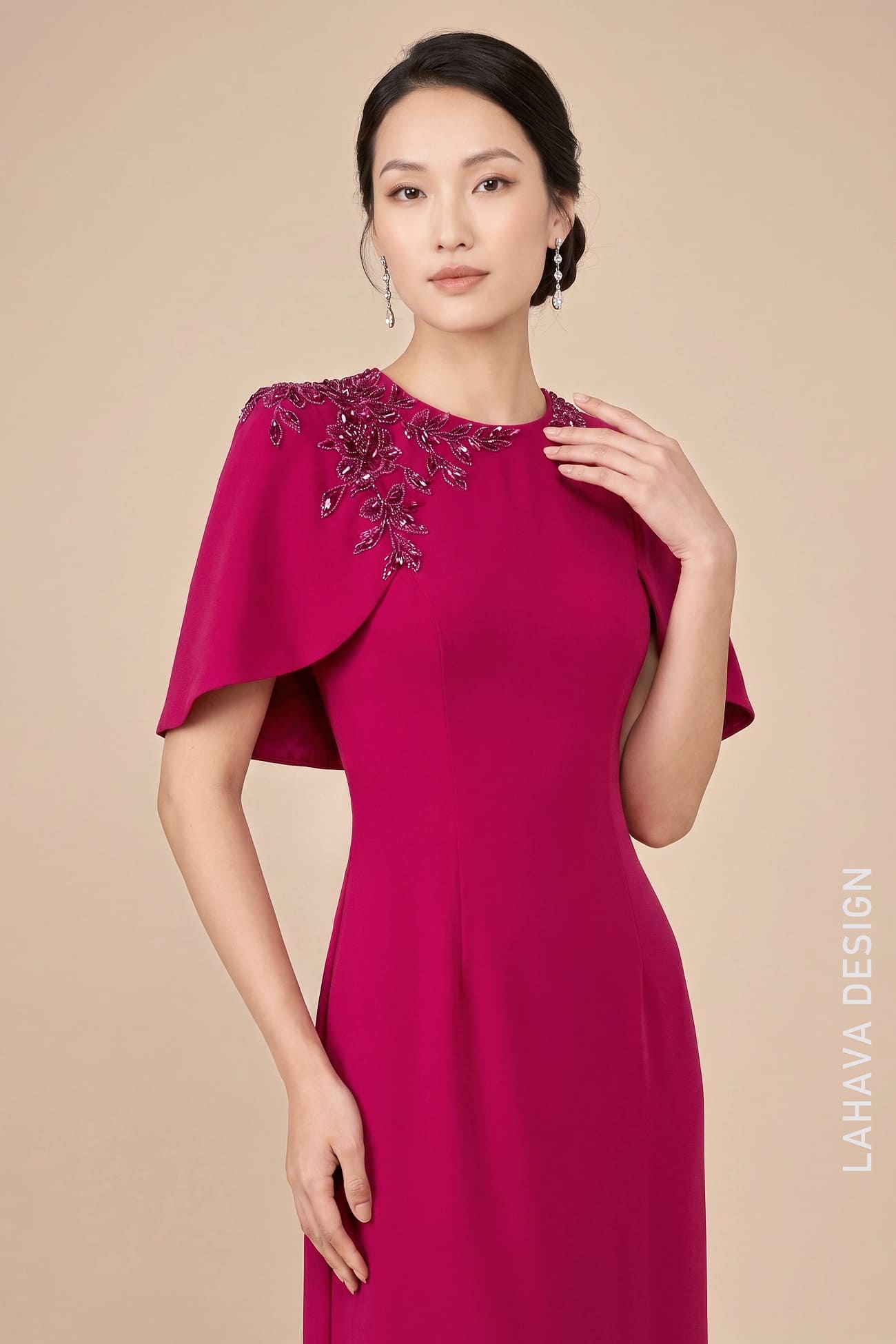Áo Dài Điểm Xuyết Đính Kết Thủ Công Dáng Choàng Cape Quý Phái