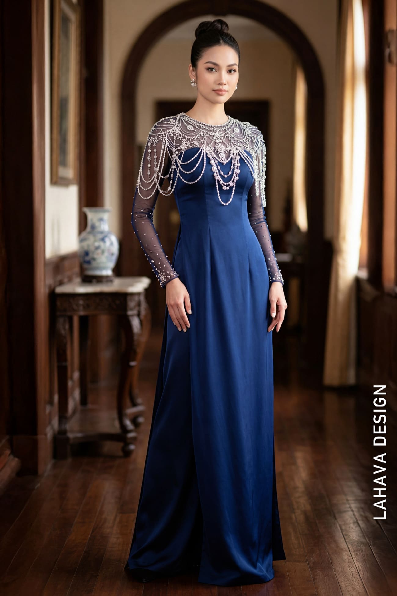 Áo Dài Xanh Navy Sang Trọng Với Điểm Nhấn Choàng Ngọc Trai Quý Phái