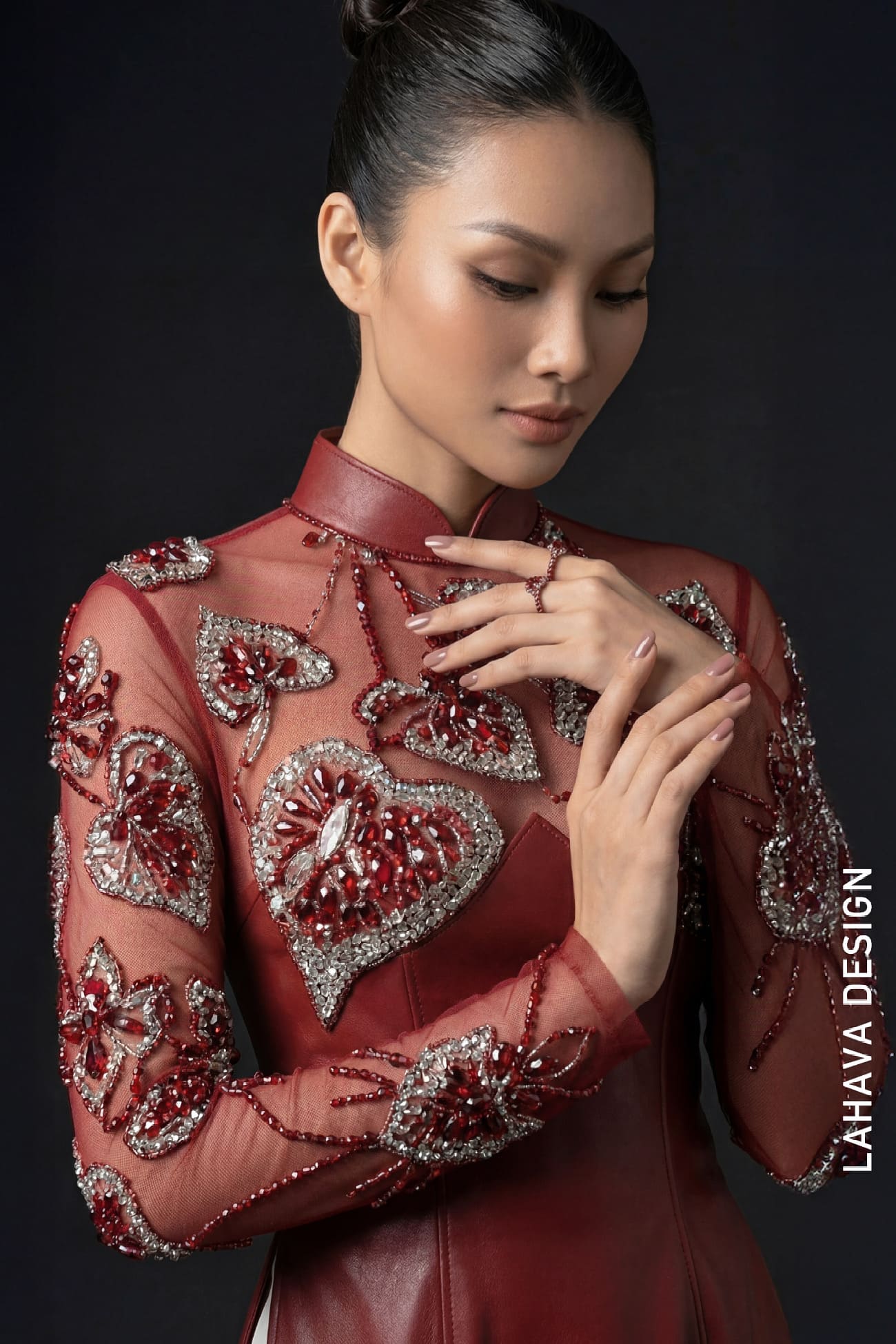 Áo Dài Da Cách Tân Đỏ Đô Đính Đá Thủ Công