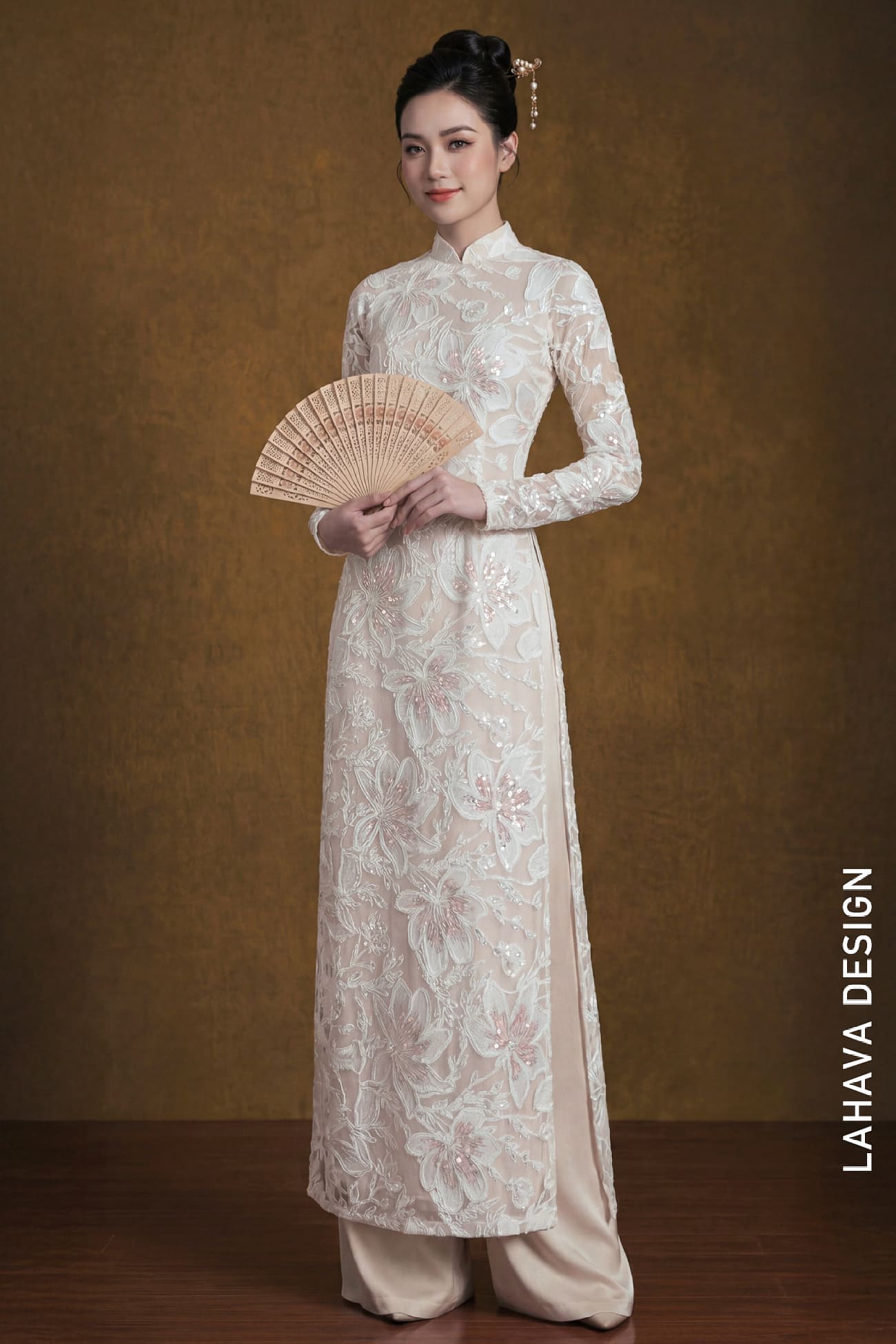 Áo dài Ren Hoa Thêu Sequin Màu Ngà & Hồng Phấn Tinh Xảo