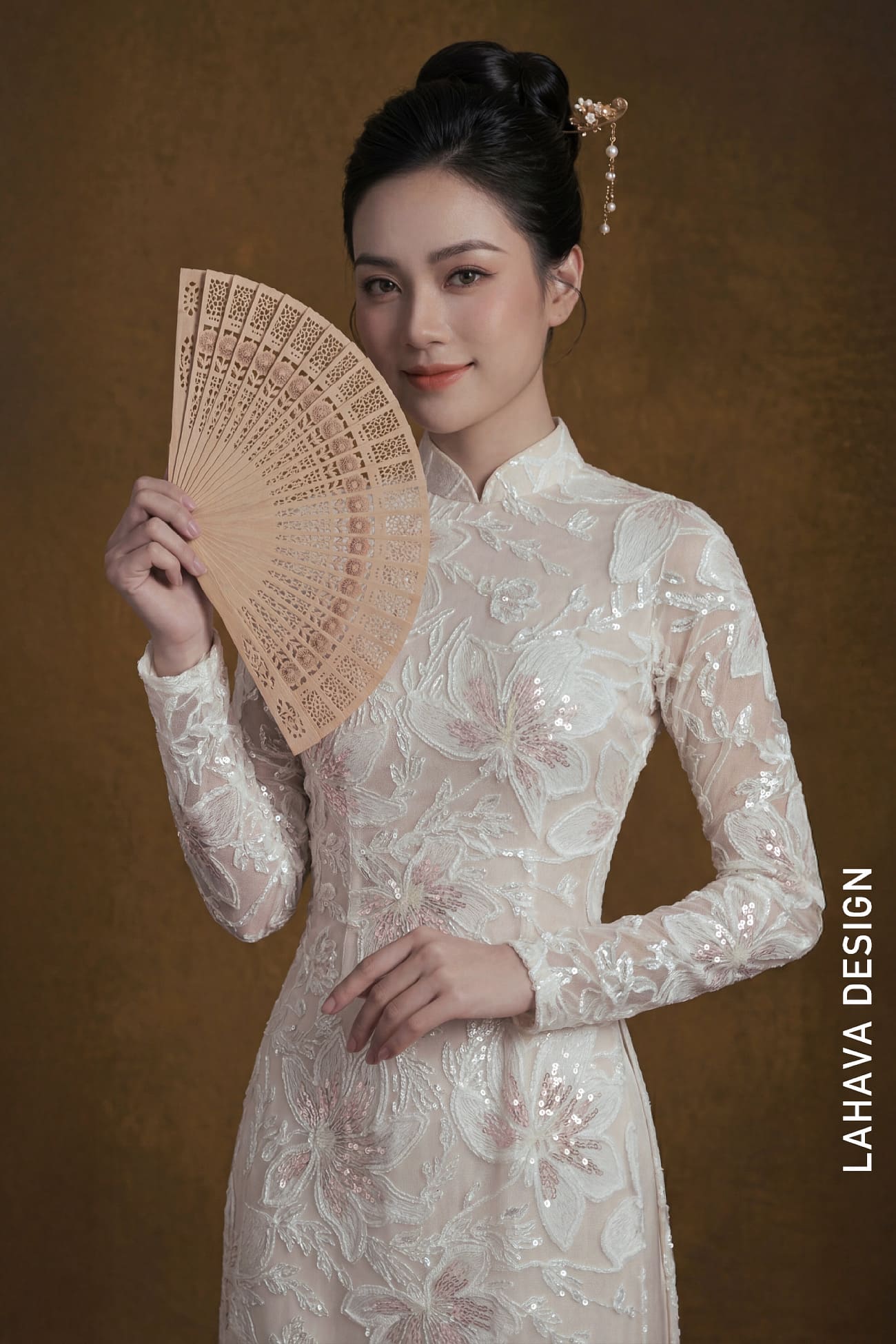 Áo dài Ren Hoa Thêu Sequin Màu Ngà & Hồng Phấn Tinh Xảo