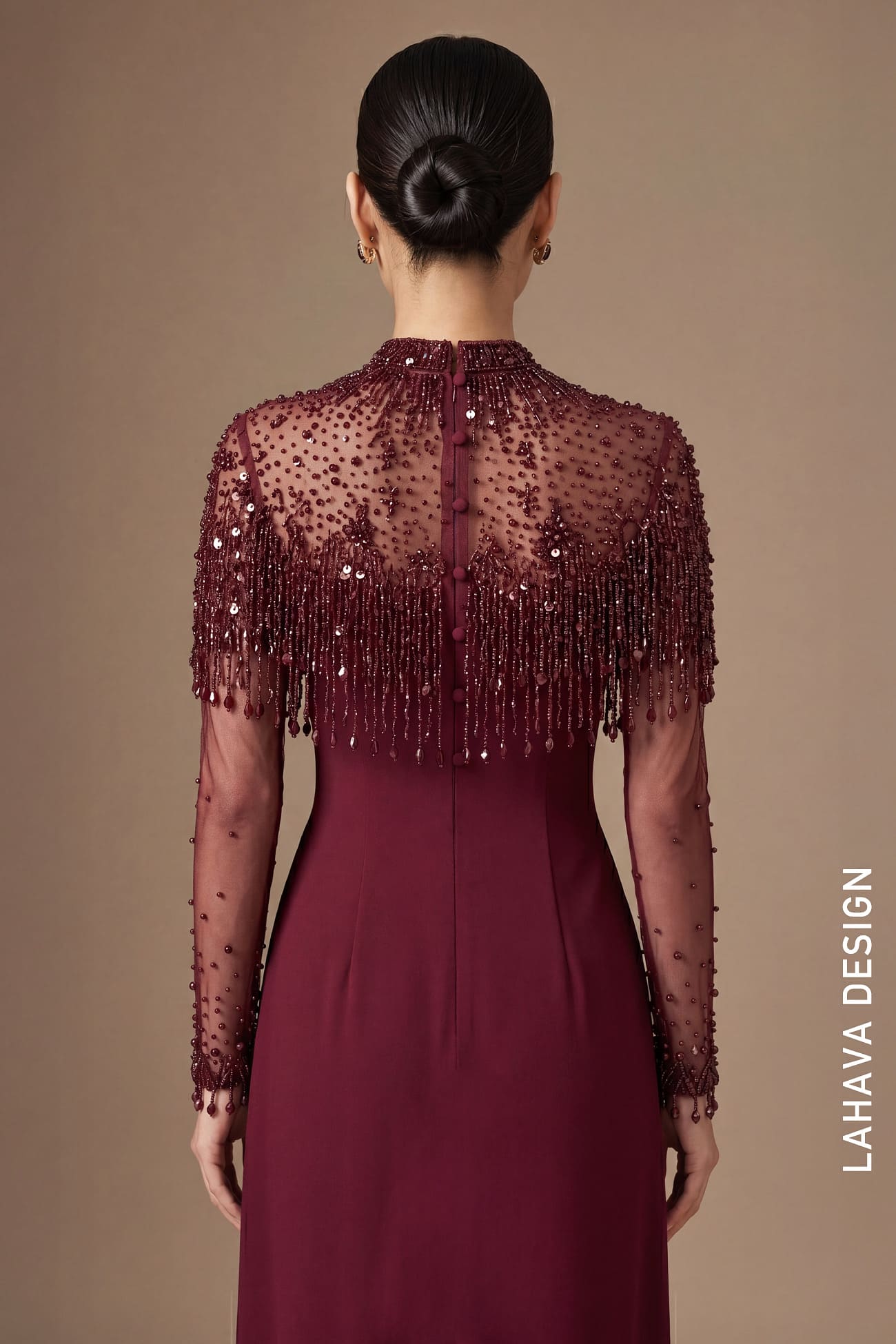 Áo Dài Đỏ Rượu Vang Phối Choàng Tua Rua Đính Kết Sang Trọng