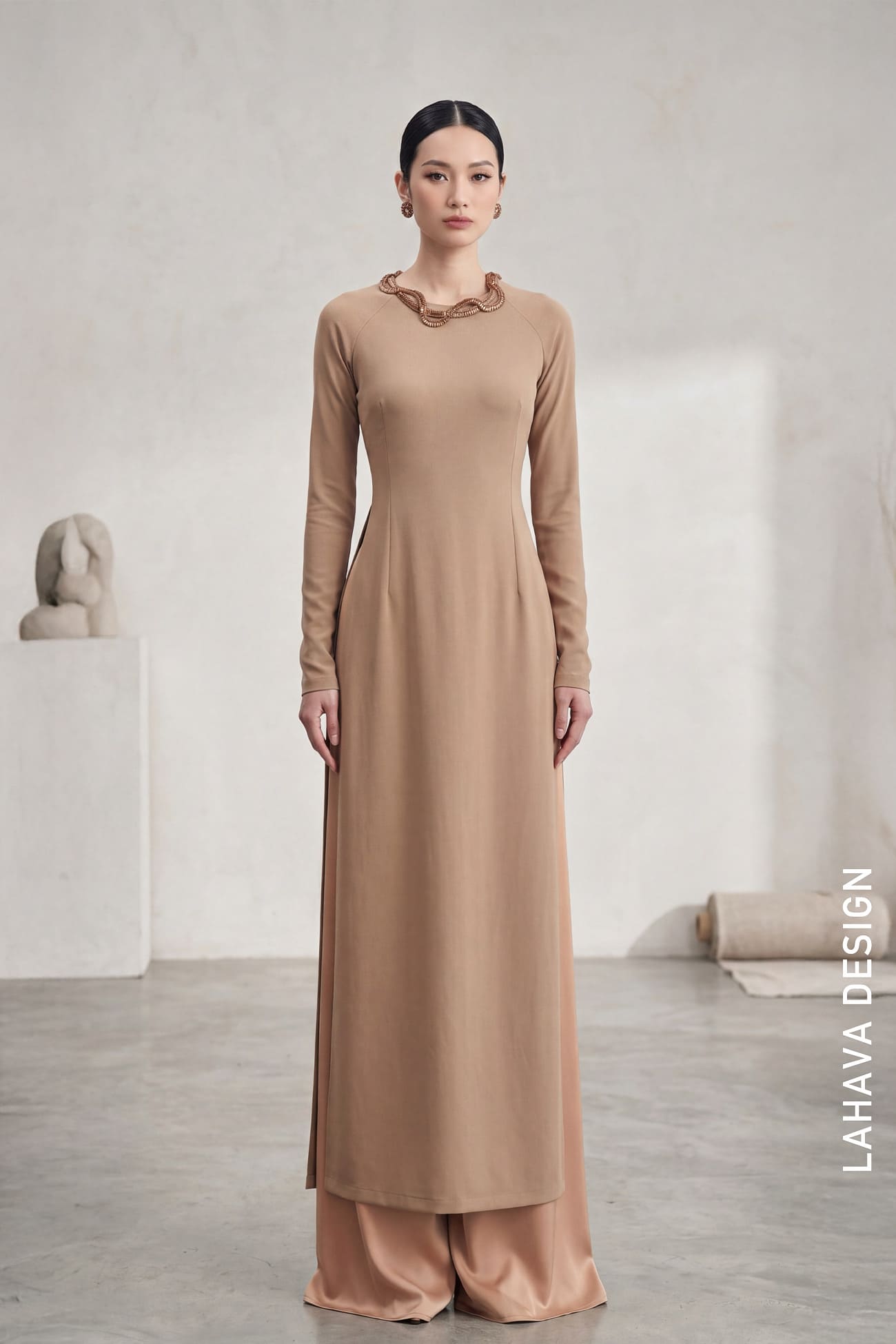 Áo Dài Màu Be Tối Giản – Đỉnh Cao Của Sự Tinh Tế