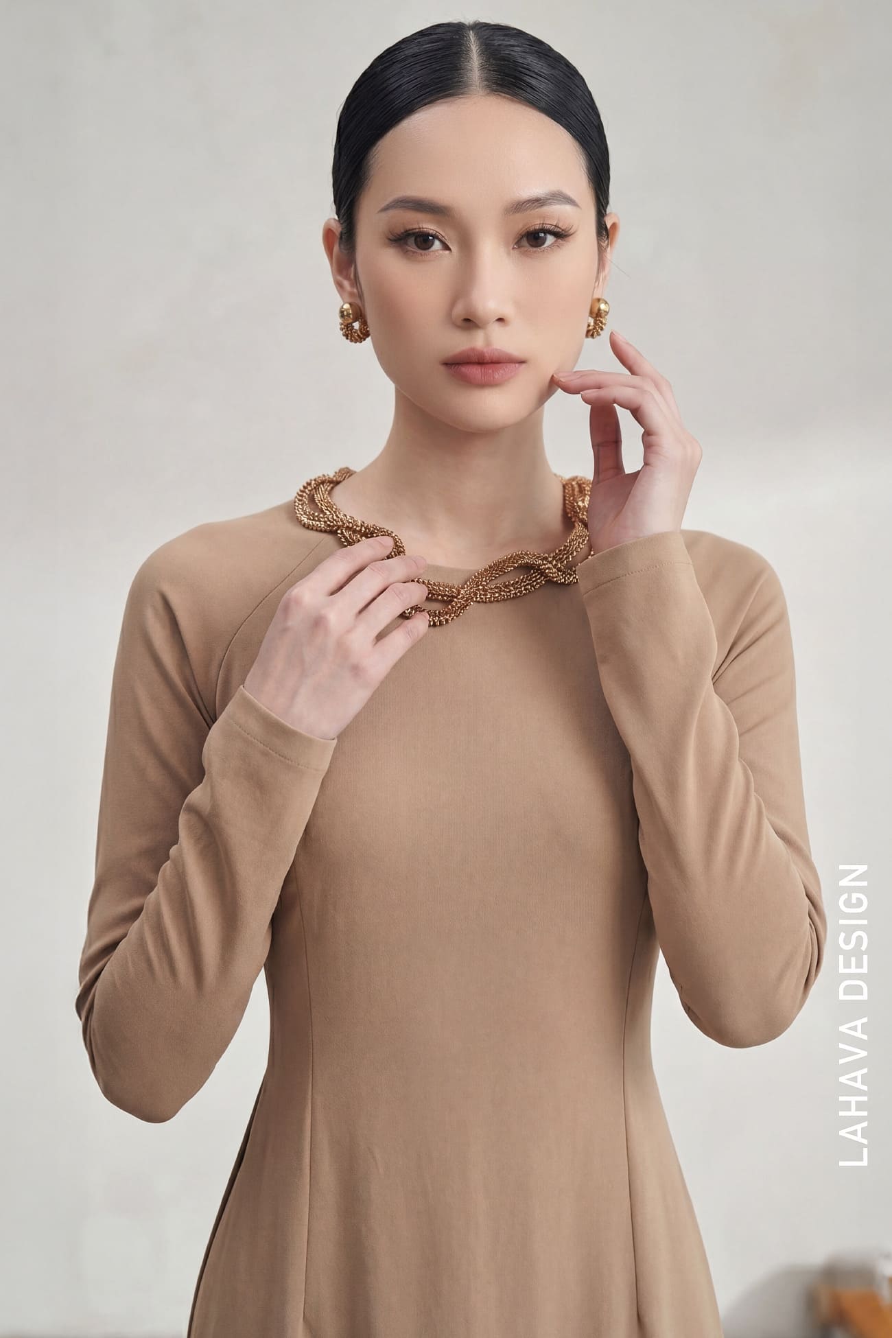 Áo Dài Màu Be Tối Giản – Đỉnh Cao Của Sự Tinh Tế