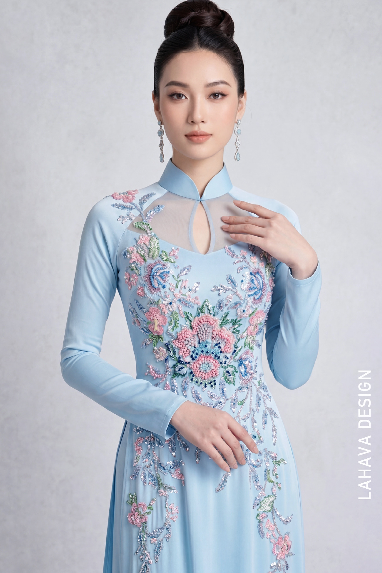 Áo Dài Cách Tân Xanh Pastel Đính Kết Thủ Công Tinh Xảo