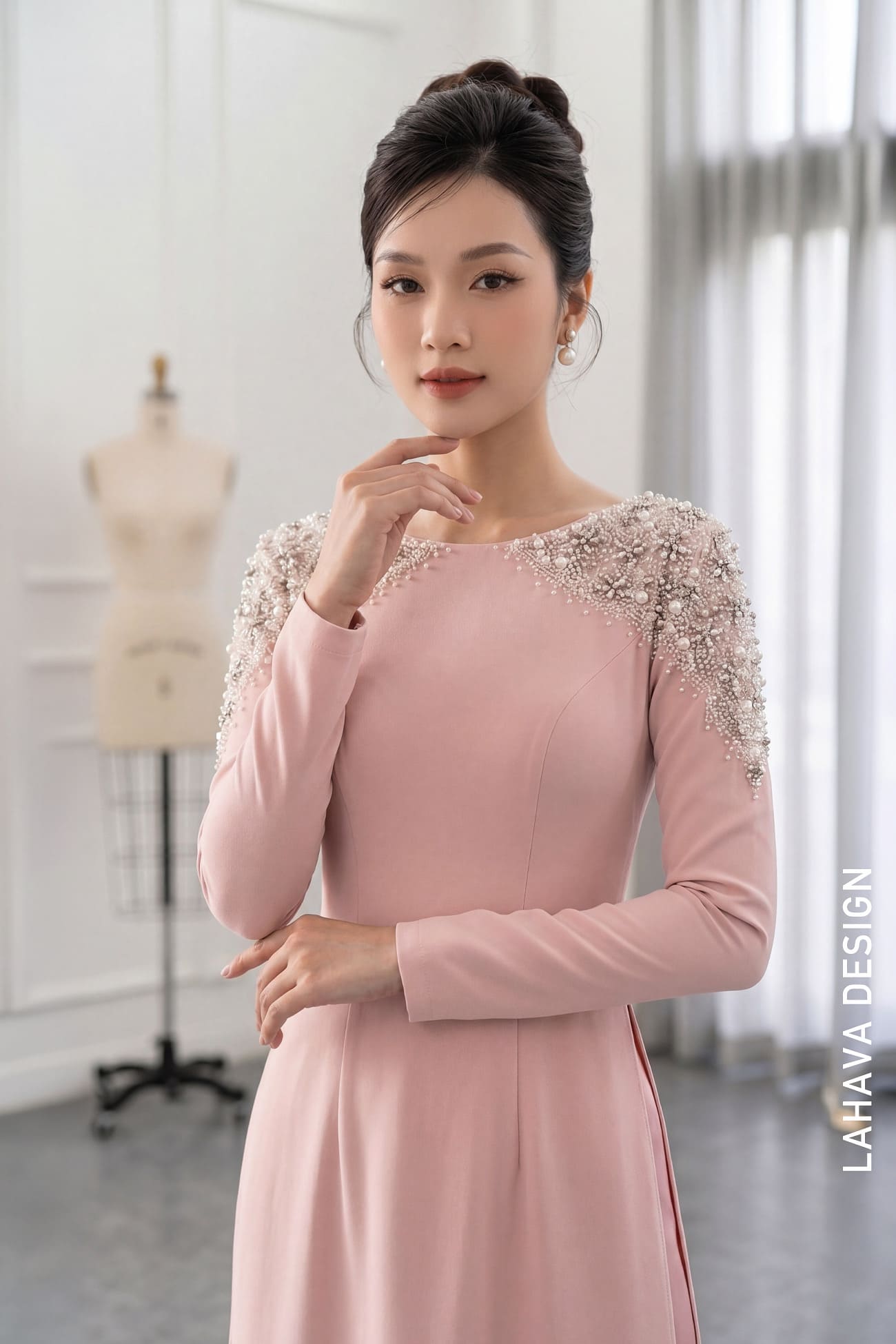 Áo dài hồng phấn đính kết sang trọng