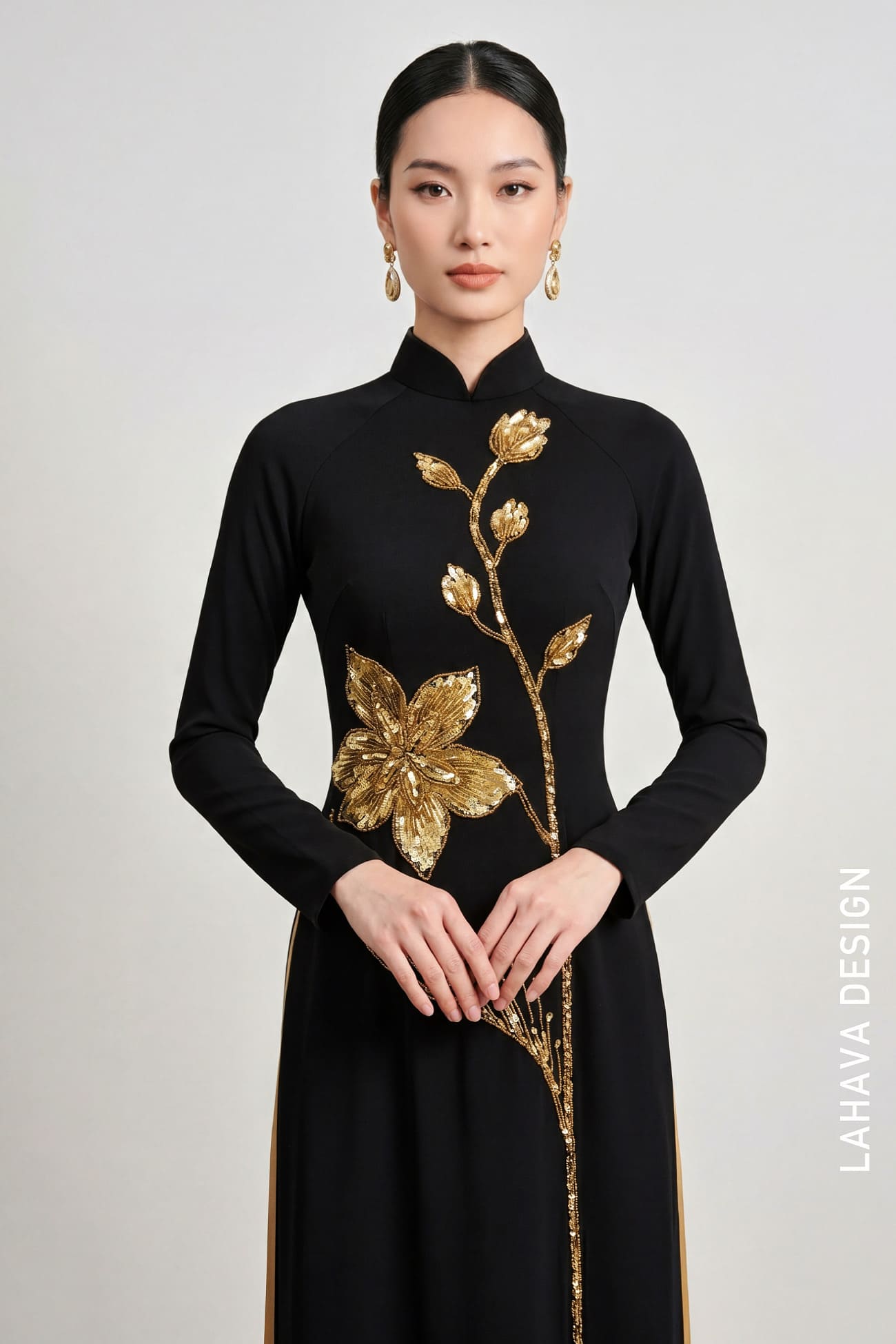 Áo Dài Đen Đính Kết Hoa Cườm Vàng Đồng Sang Trọng