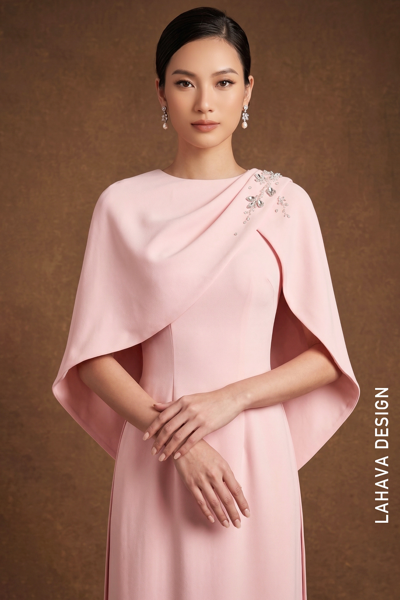 Áo Dài Cách Tân Hồng Pastel Phối Tay Áo Choàng Sang Trọng