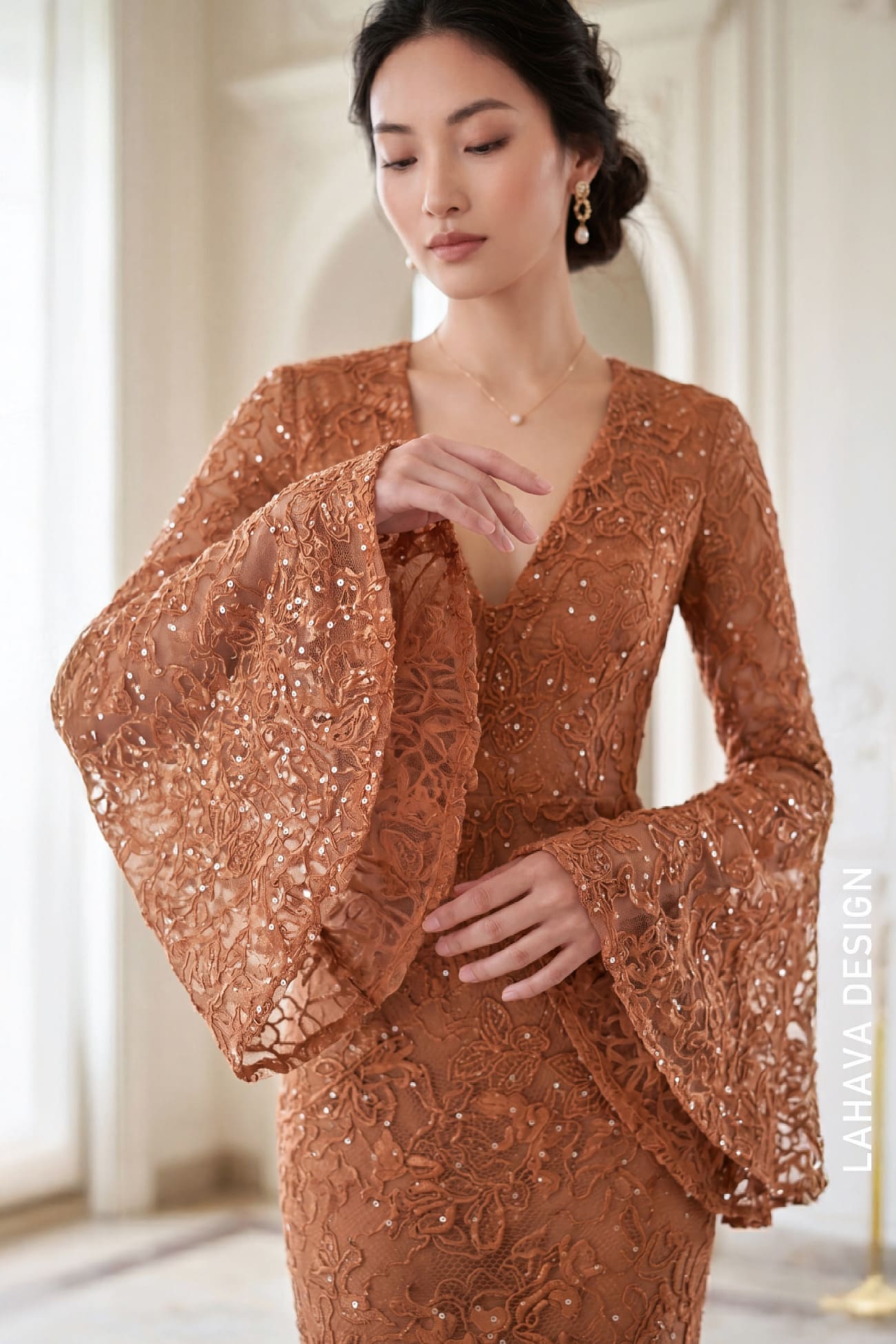 Đầm Dạ Hội Ren Hoa Màu Nâu Với Tay Loe Ấn Tượng