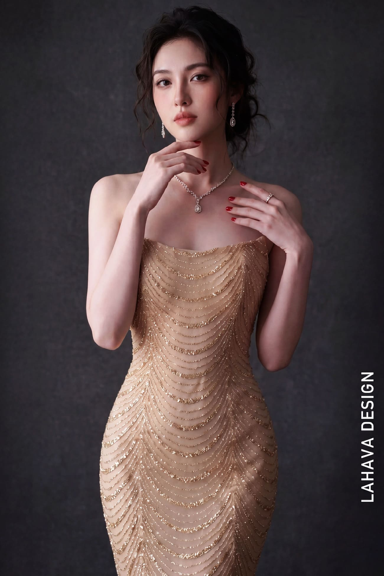 Đầm Dạ Hội Đuôi Cá Ánh Vàng Họa Tiết Sóng Sang Trọng