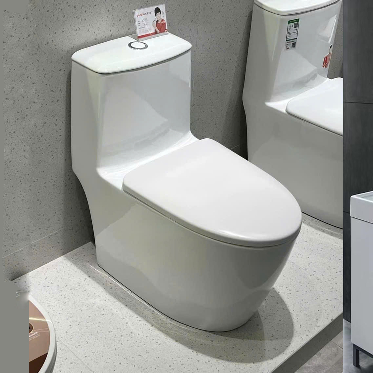 Bồn cầu TD LK137 với lớp men Platinum giúp chống bám bẩn, sáng bóng lâu dài