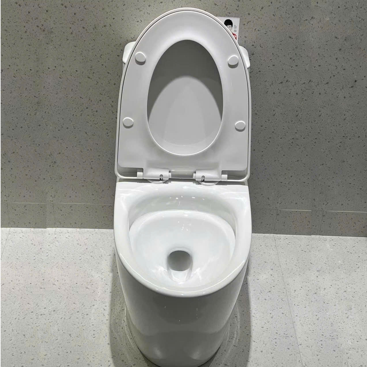 Bồn cầu 1 khối TD LK137 với nắp đóng êm ái, hạn chế tiếng ồn, không ảnh hưởng đến giấc ngủ